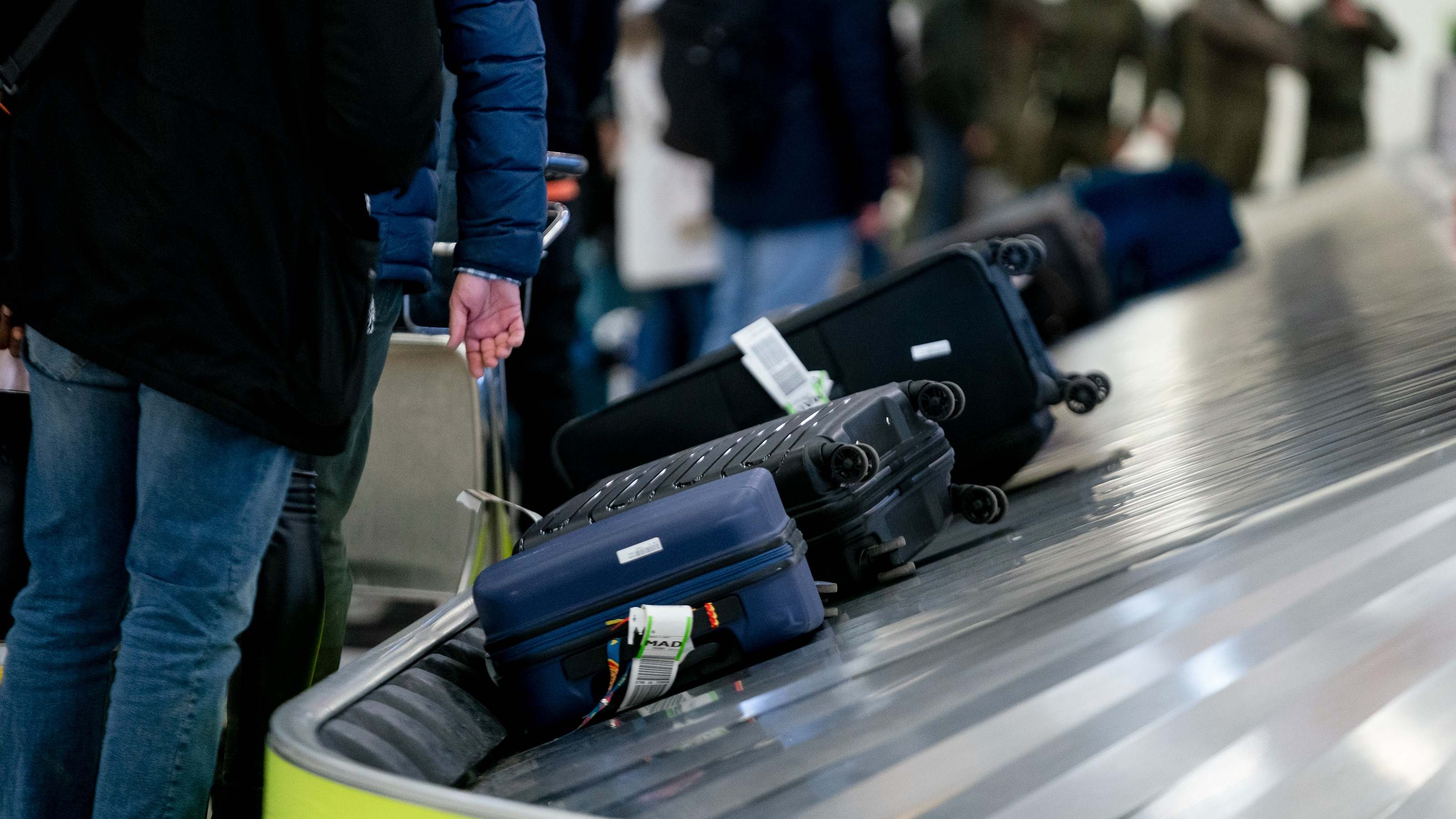 EuropaPress_4280195_maletas_vuelo_espanoles_repatriados_llegada_aeropuerto_adolfo_suarez_madrid.jpg
