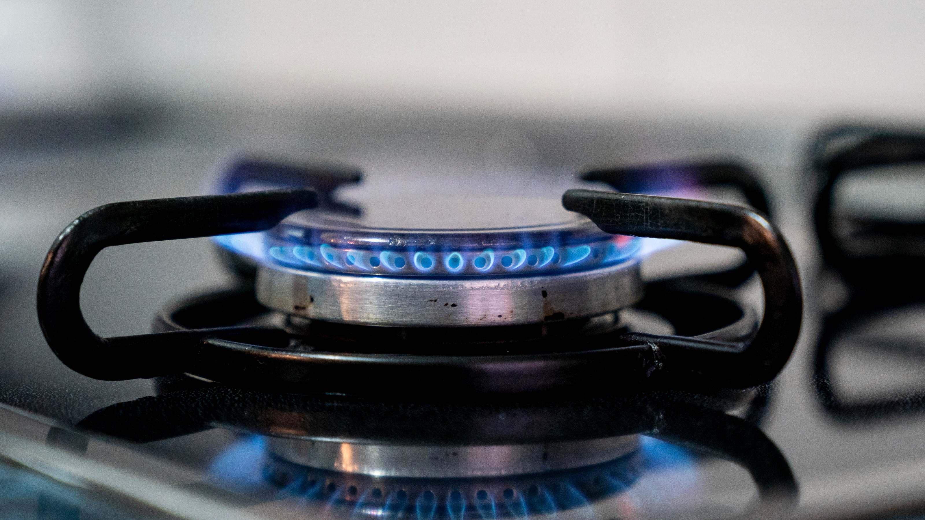 Una persona enciende un fuego de cocina de gas