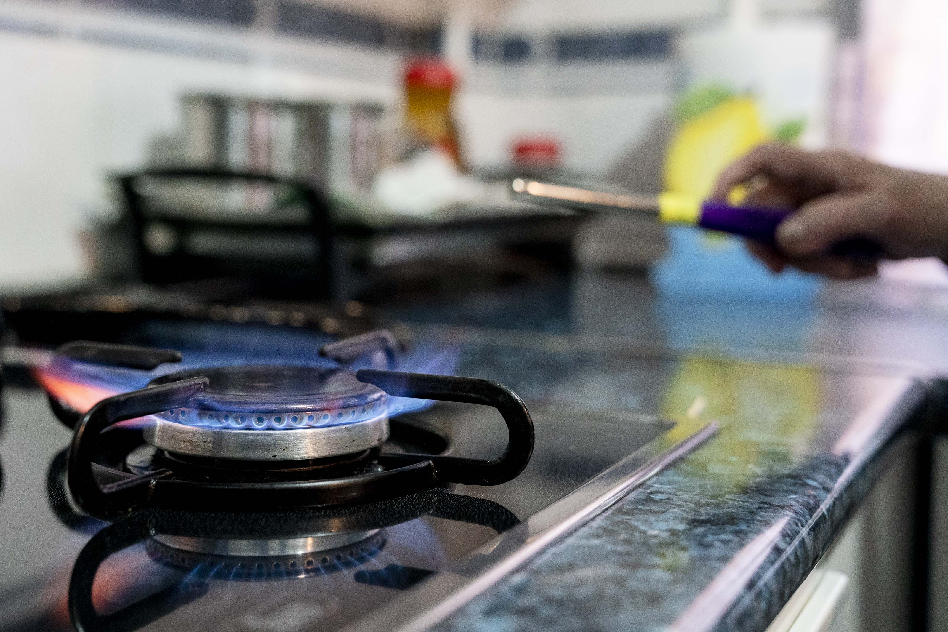 Una persona enciende un fuego de cocina de gas