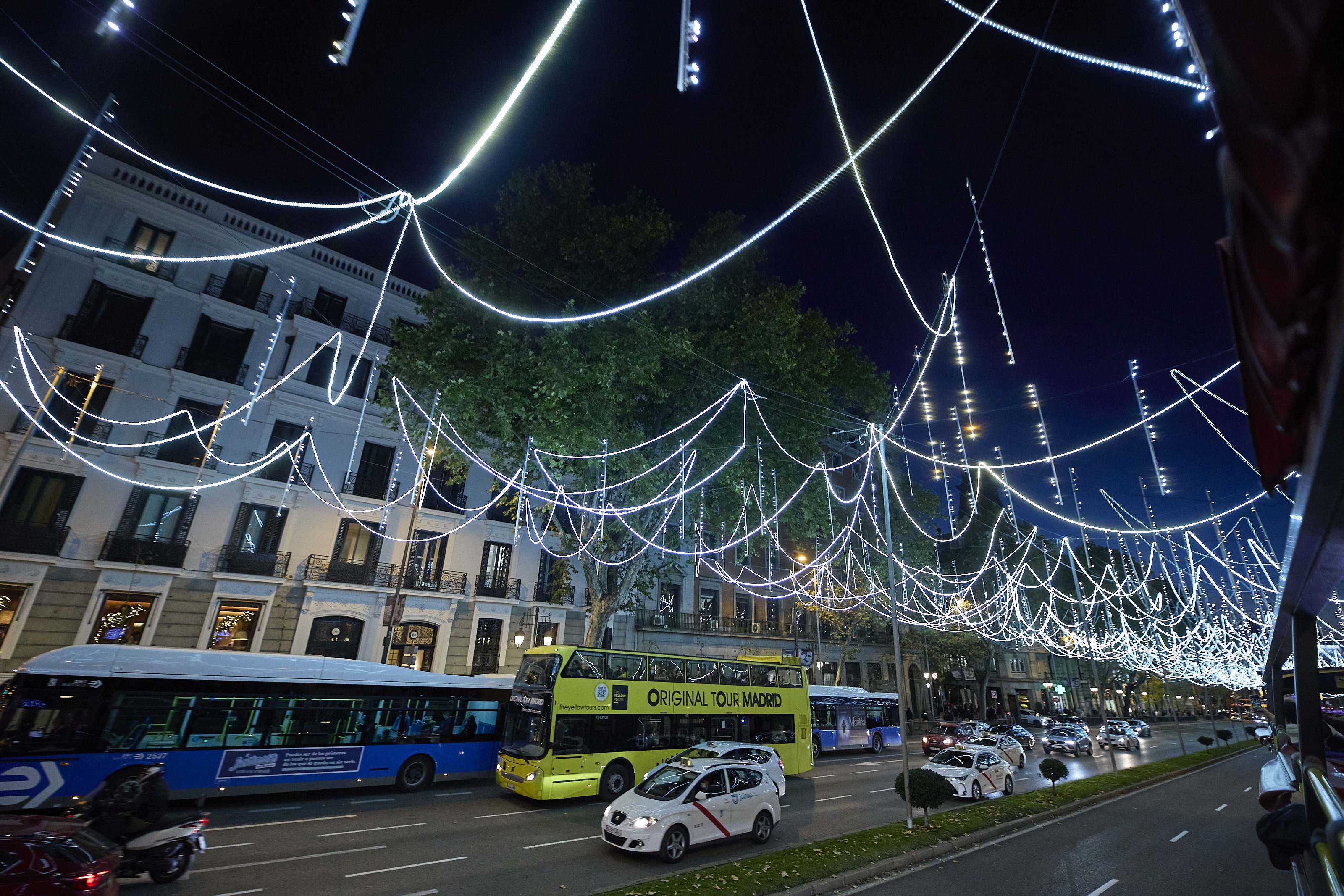 Las calles iluminadas de Madrid con autobuses