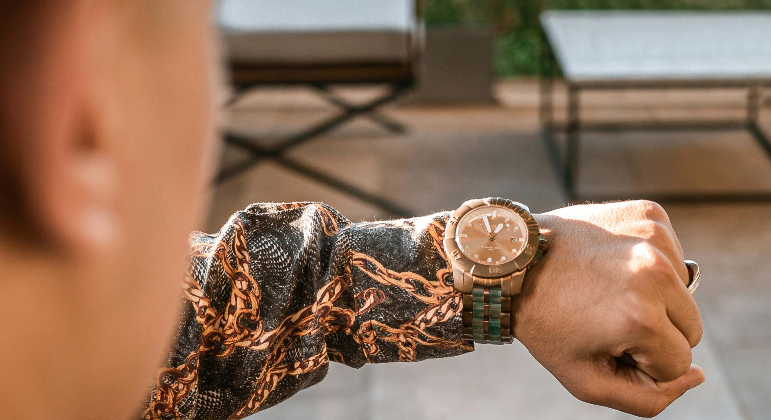 Una persona mira su reloj