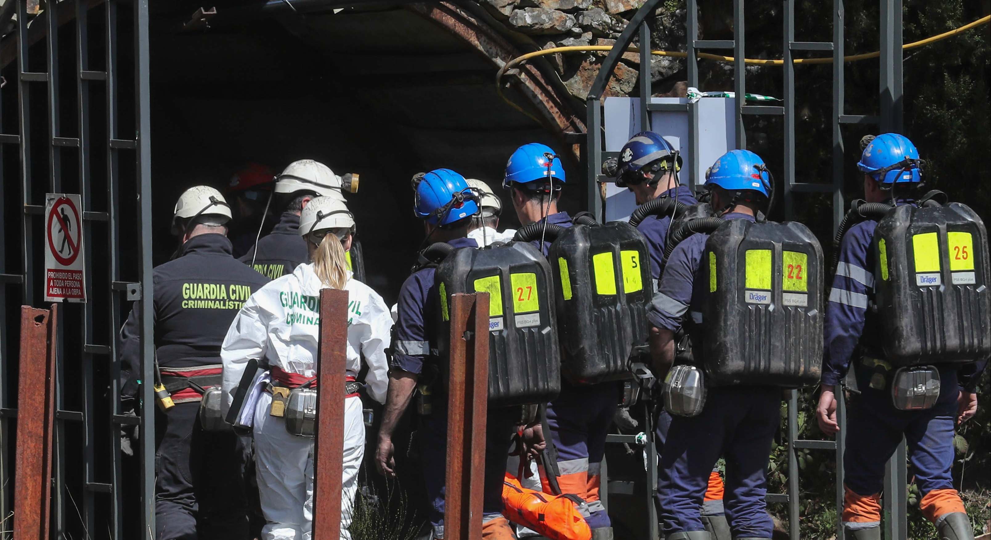 Investigadores entrando a la mina de Cerredo donde murieron cinco trabajadores.