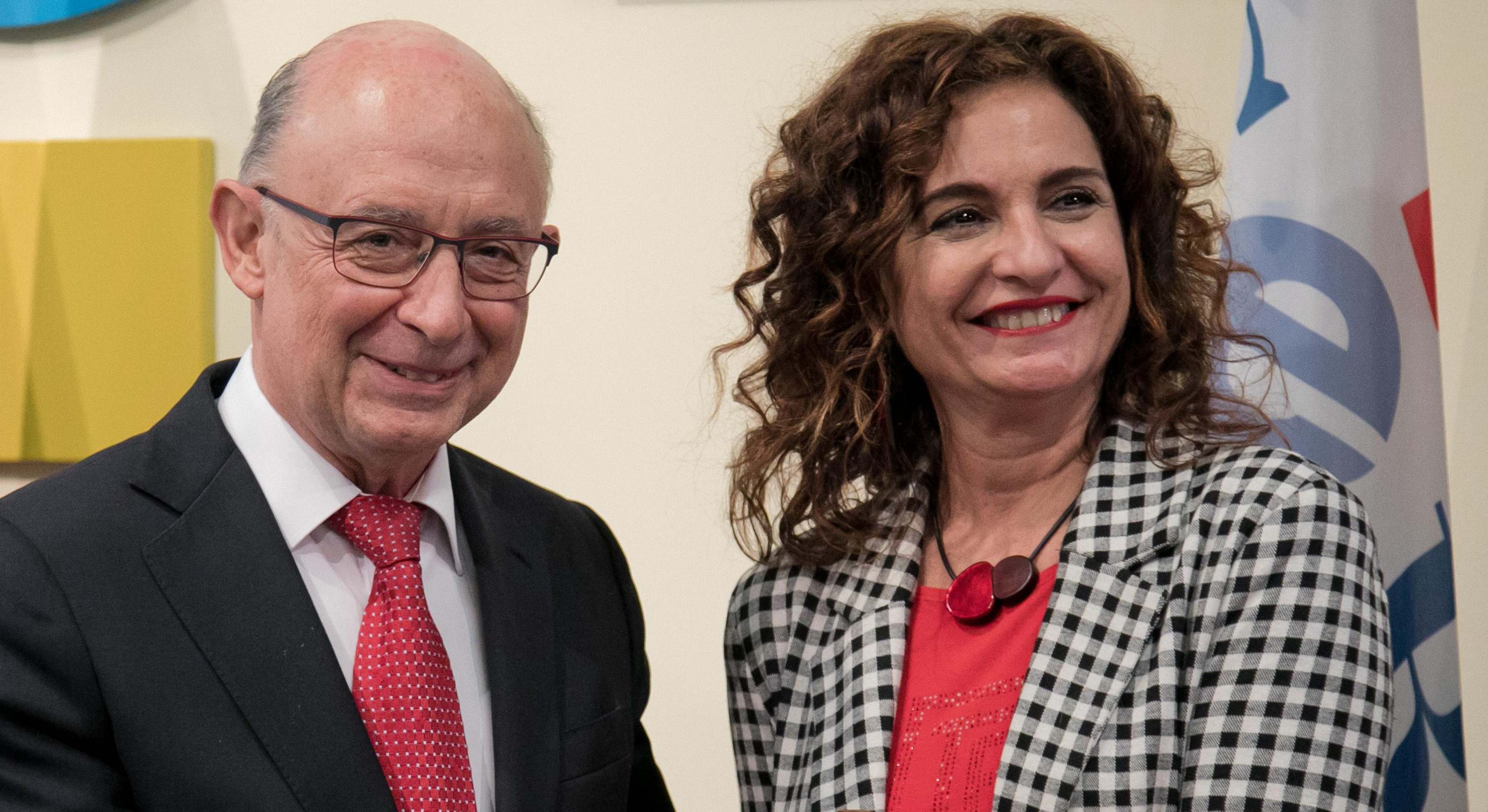 El exministro de Hacienda, Cristóbal Montoro, y la vicepresidenta primera y ministra de Hacienda, María Jesús Montero.