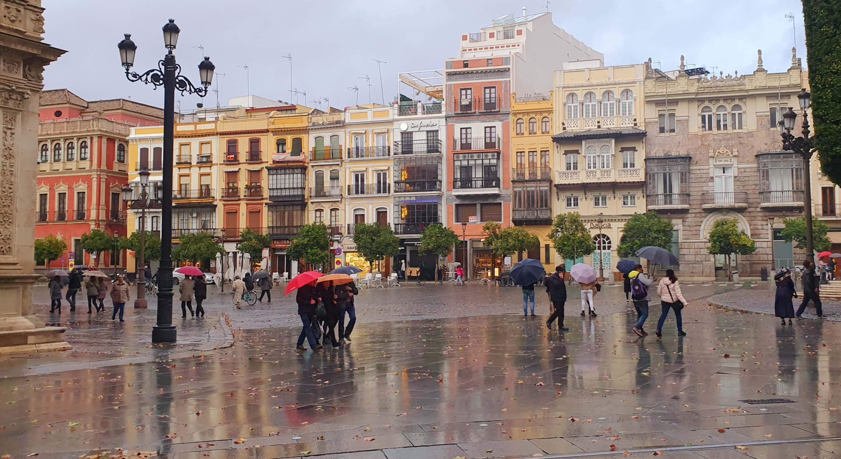 Varias personas pasean bajo la lluvia y con paraguas en España. / Foto: iStock