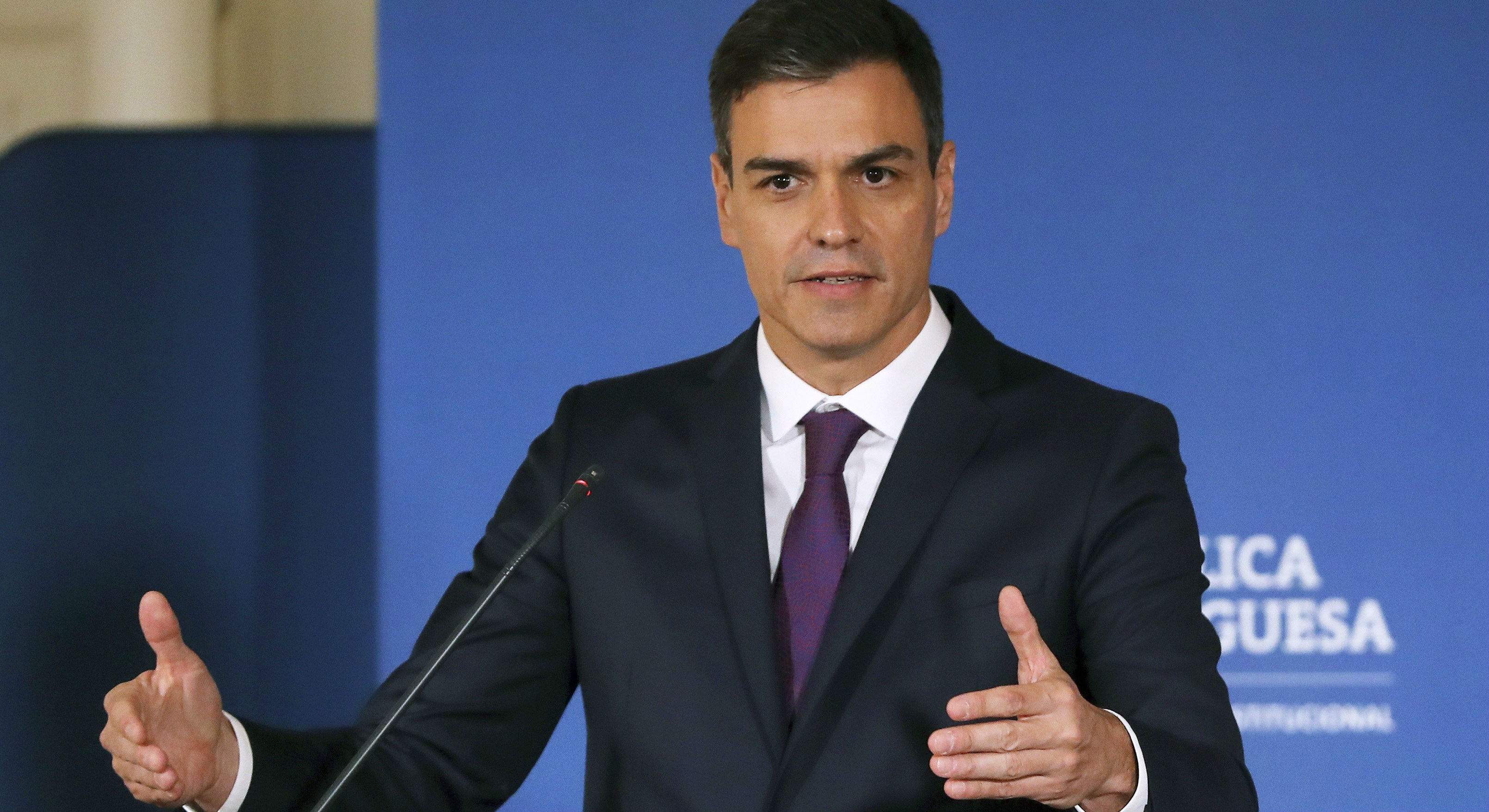 sanchez-pedro-fondo-azul.jpg