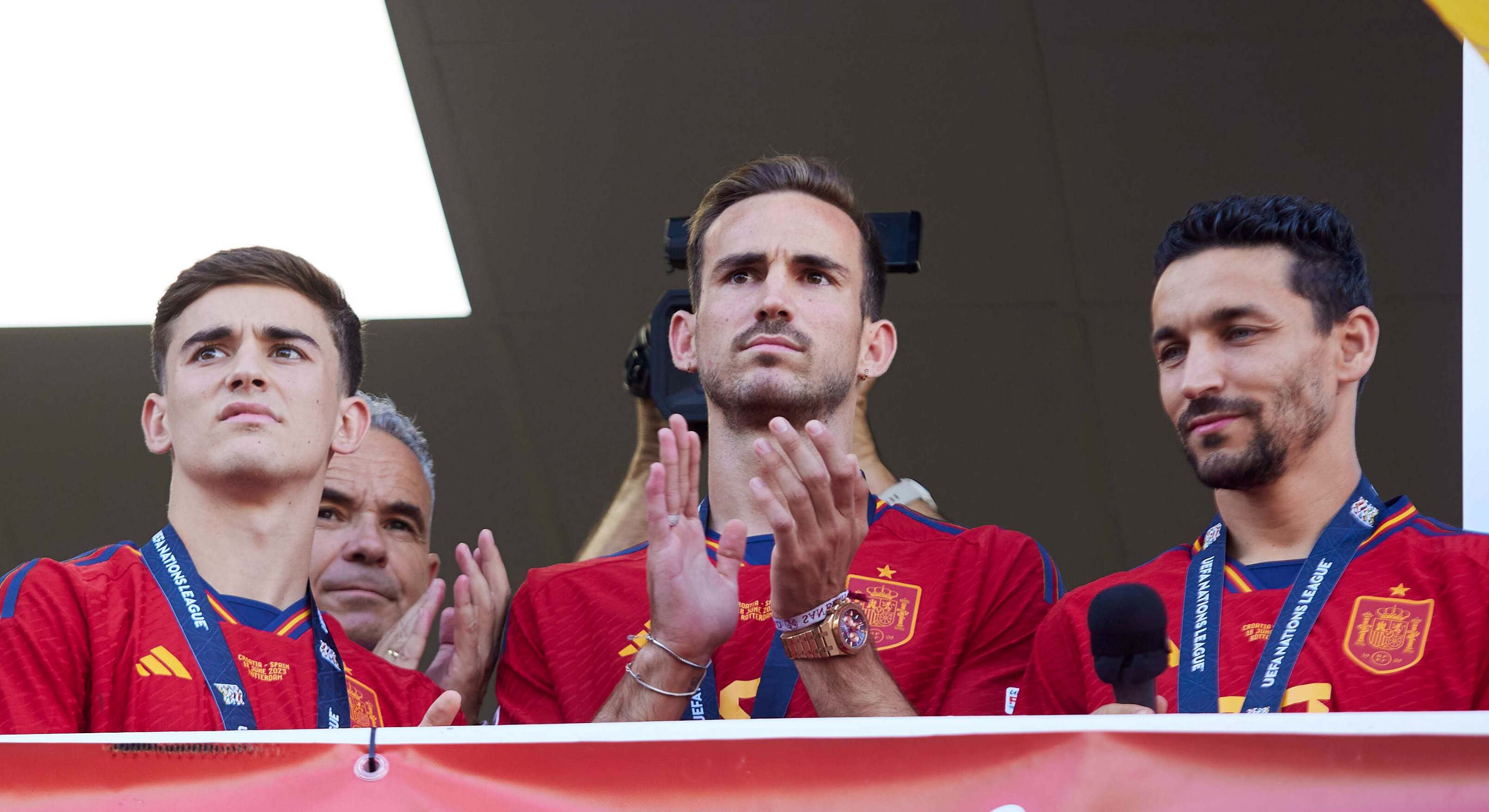 Los jugadores de la selección española de fútbol Jesús Navas, (d) Fabián Ruiz, (2d) y Pablo "Gavi" (i) durante la recepción institucional a los jugadores de la selección española de fútbol tras la conquista de la Nations League en los Palacios y Villafran
