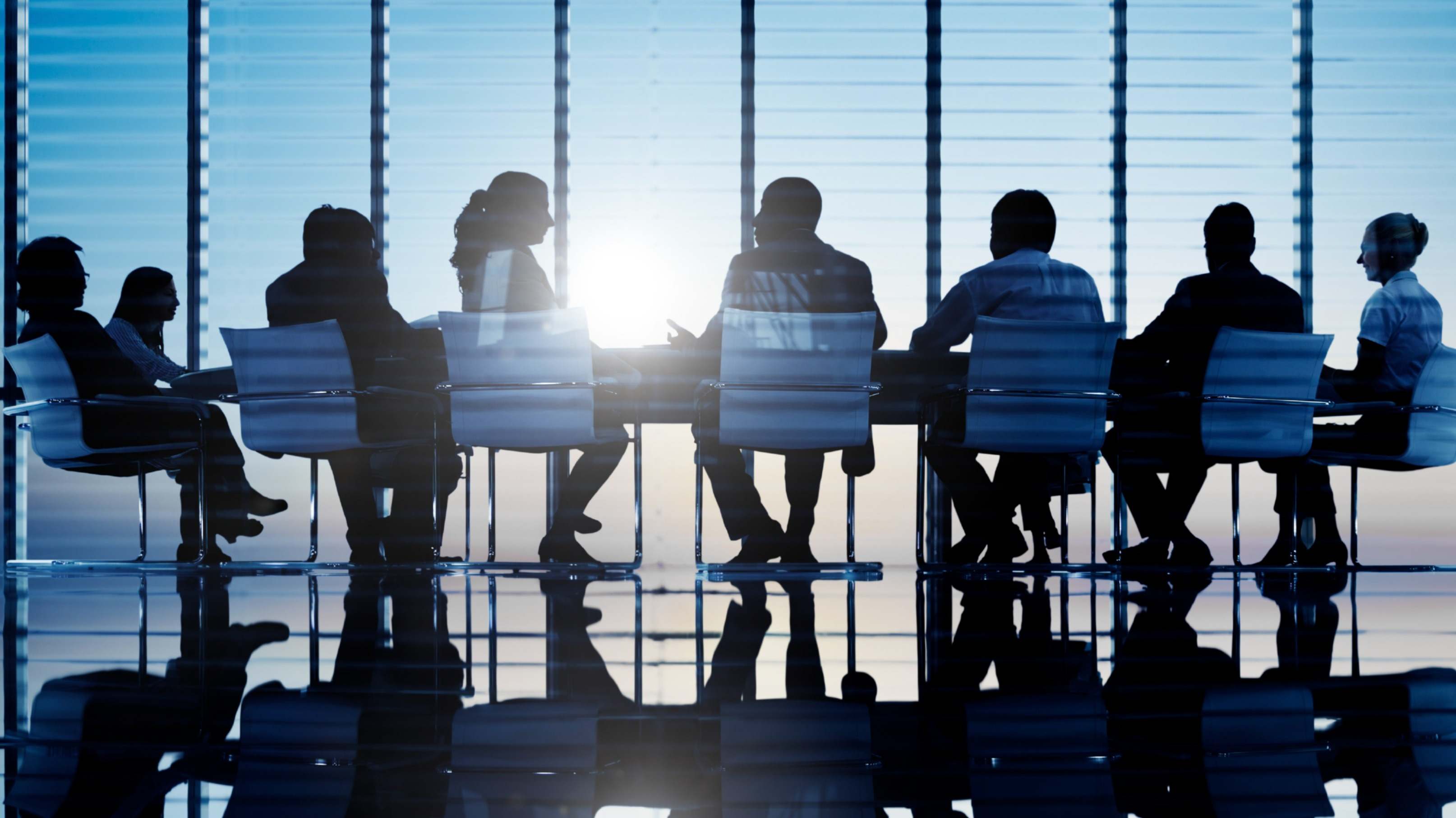 Vista de directivos reunidos en una mesa