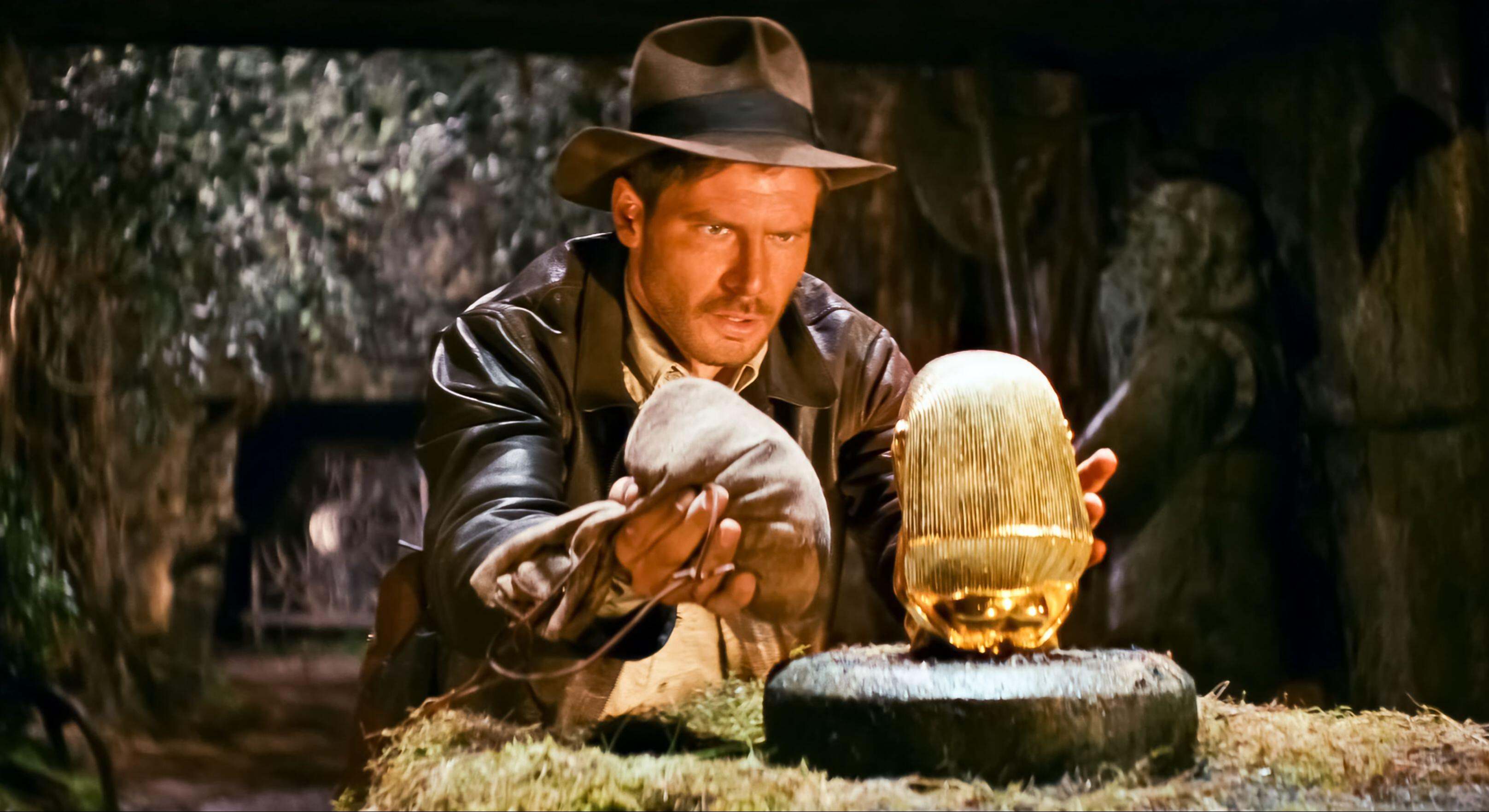 Indiana Jones cogiendo el Tesoro en la primera película