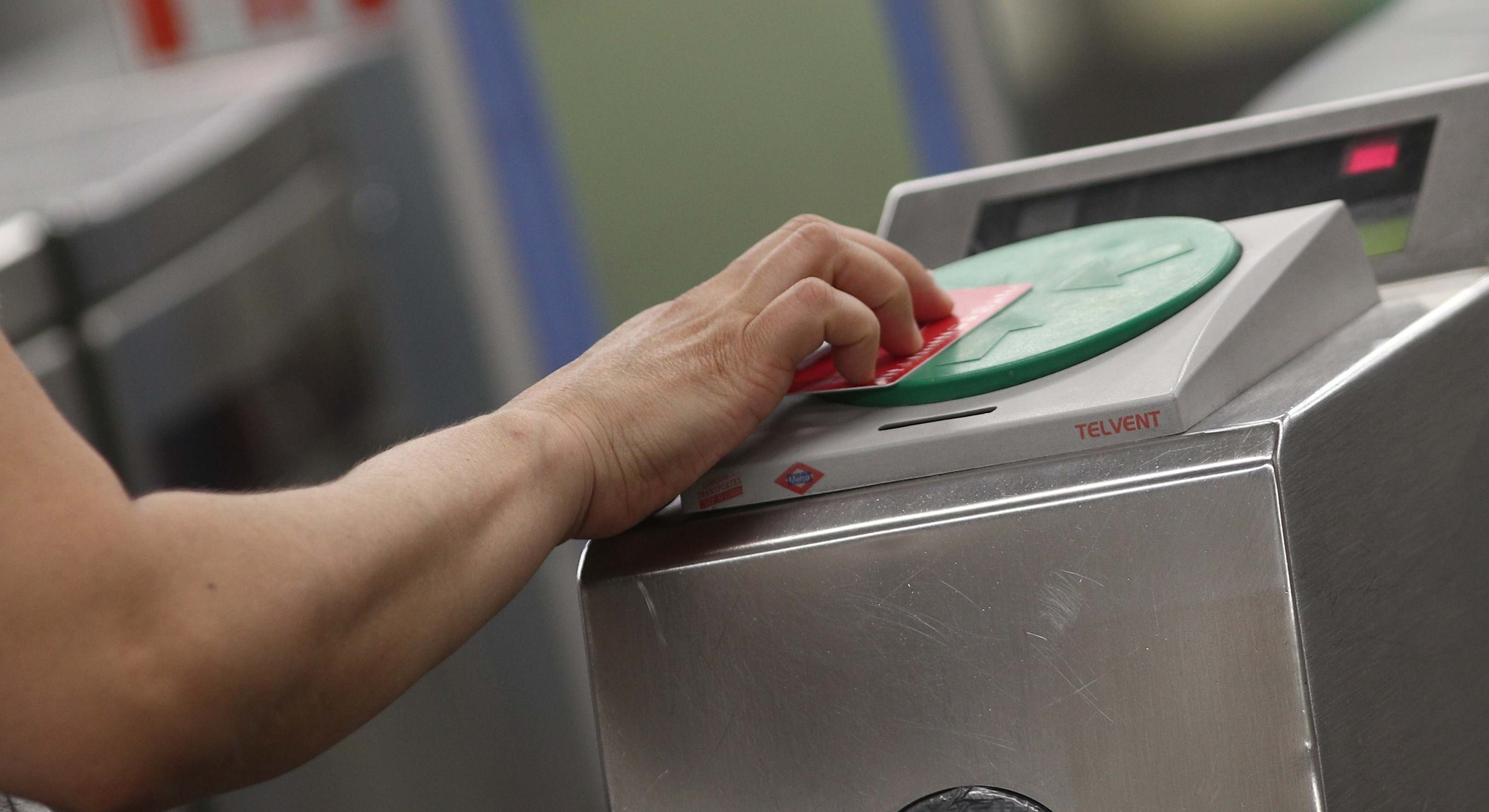 Una persona pasa el abono transporte por el torno de Metro de Madrid. / Foto: EP