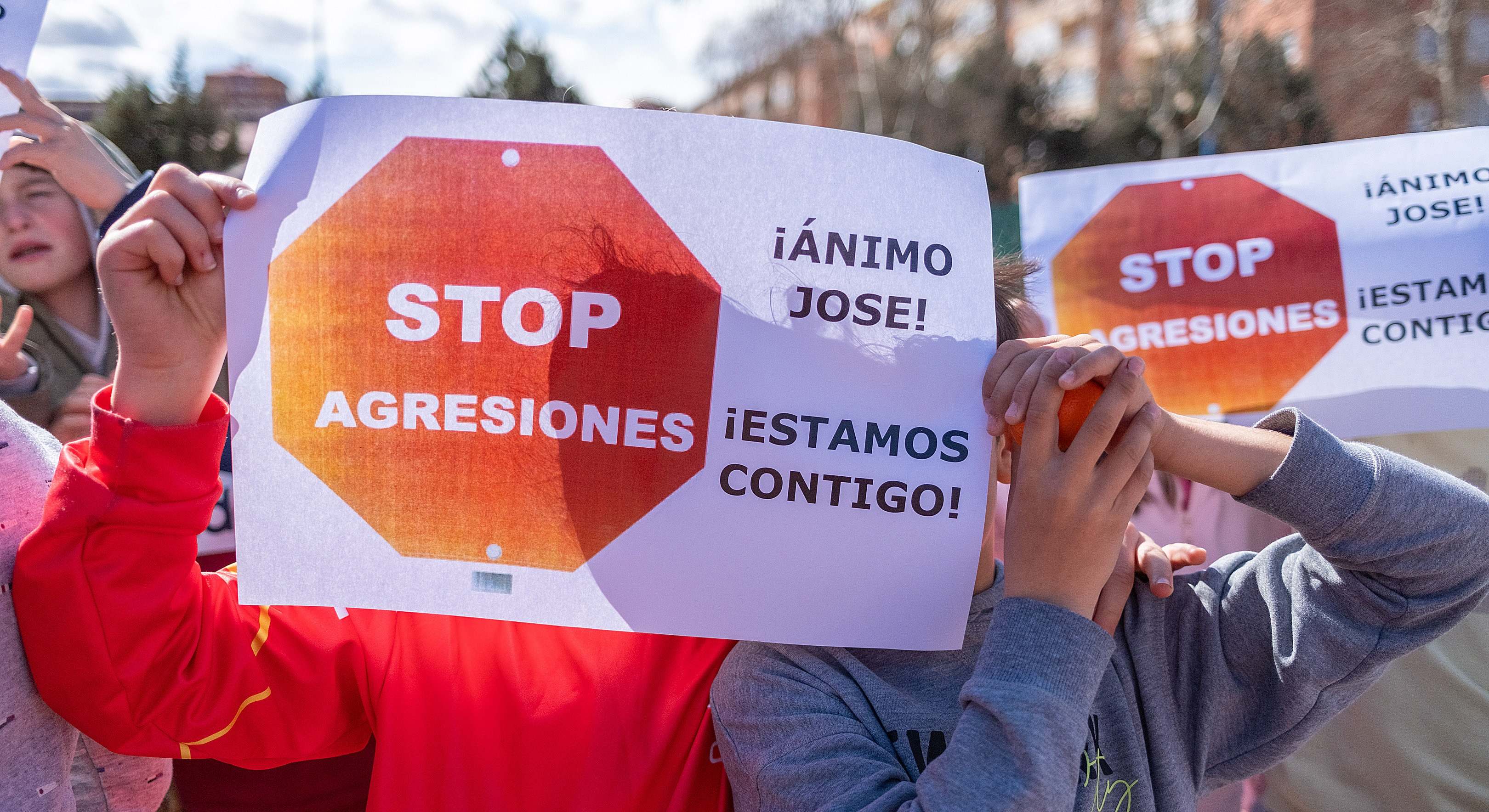 Concentración para apoyar al árbitro agredido. / Foto: EFE.