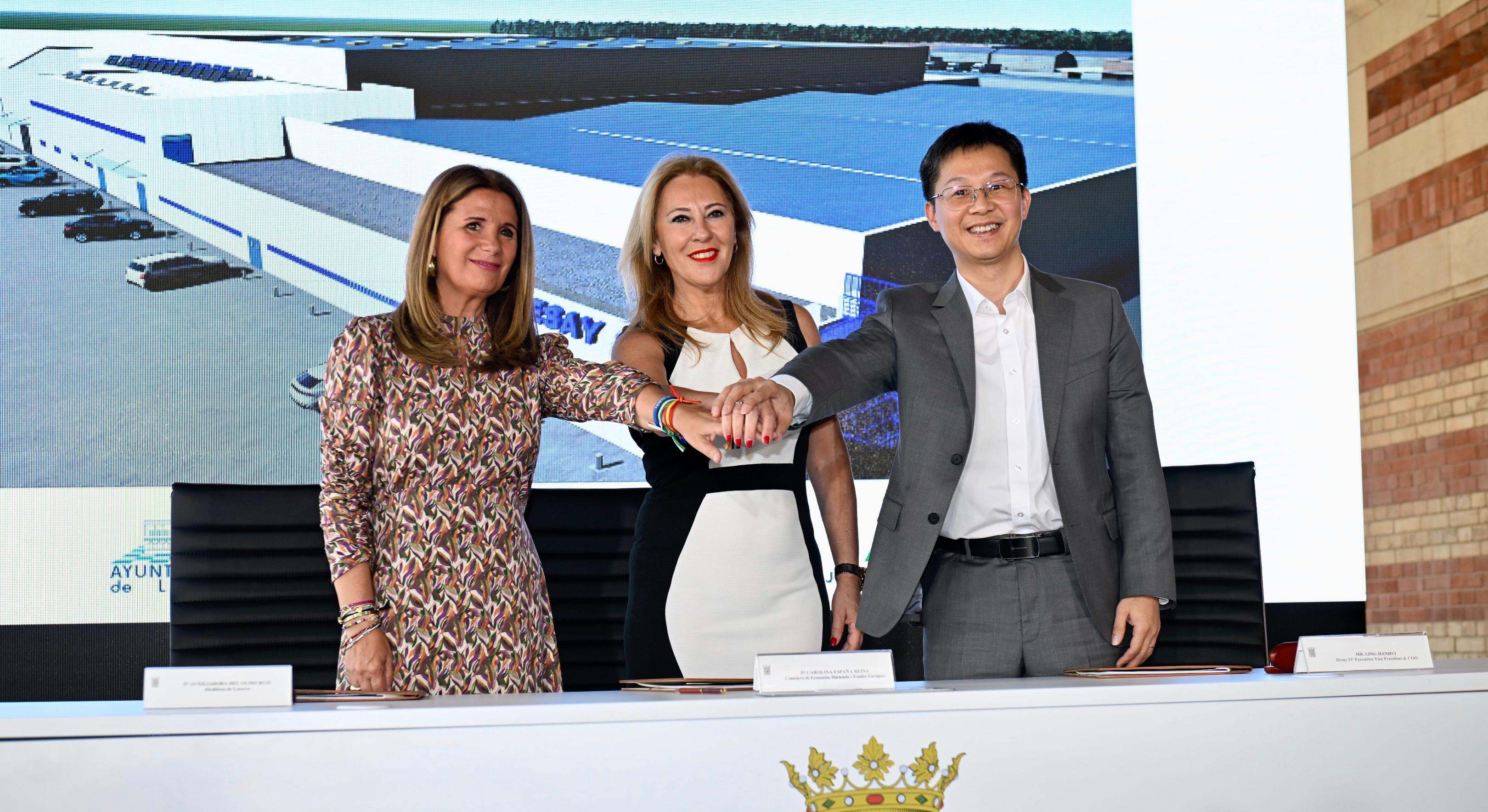 Auxi Olmo, alcaldesa de Linares, la consejera Carolina España y el presidente y CEO de DESAY SV, Gao Dapeng.