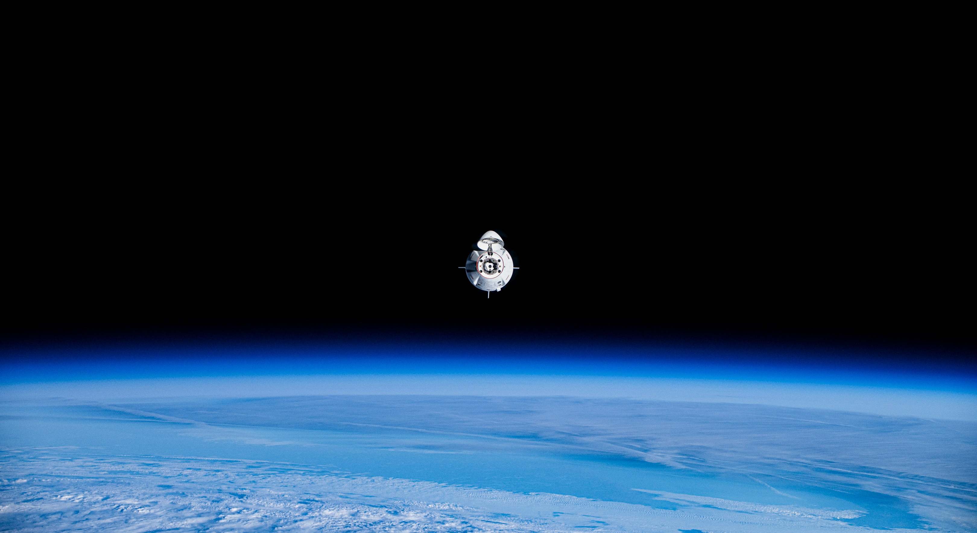 Nave SpaceX en el espacio