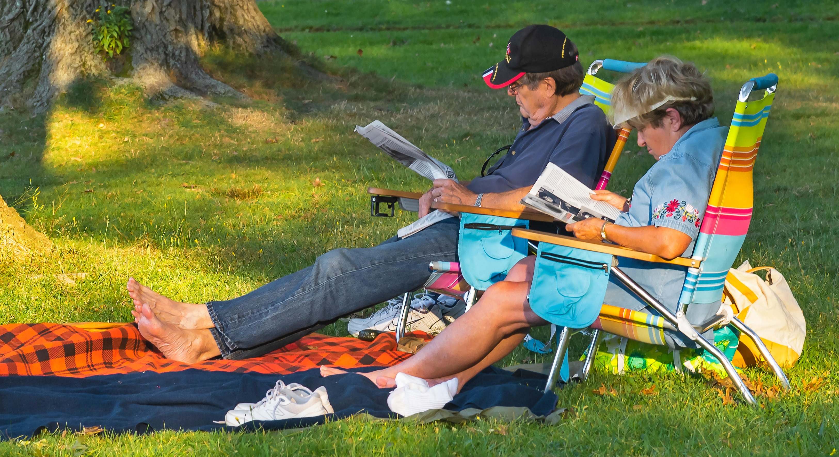 Dos personas leyendo una revista