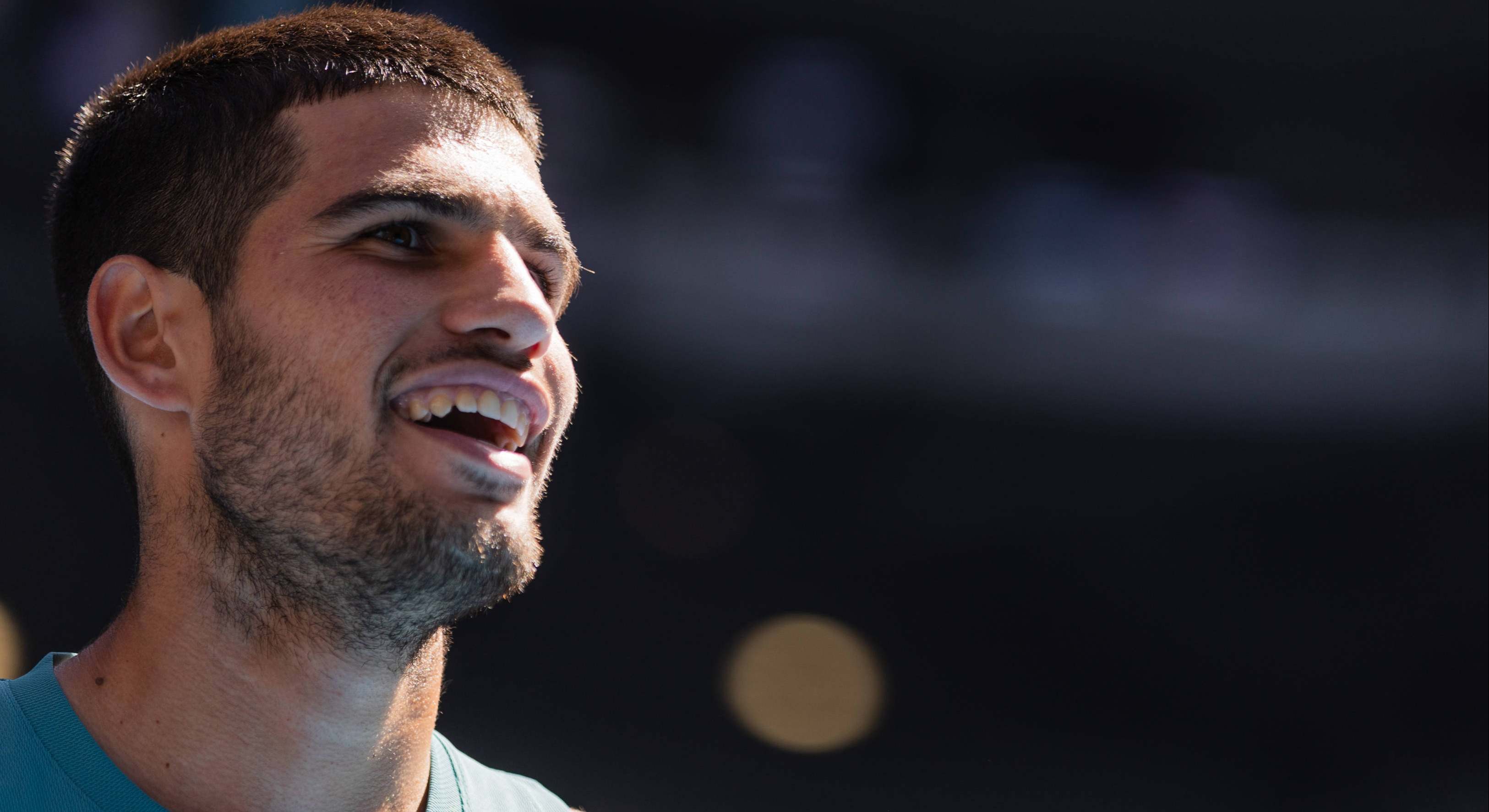 El tenista Carlos Alcaraz primer plano en la pista de tenis