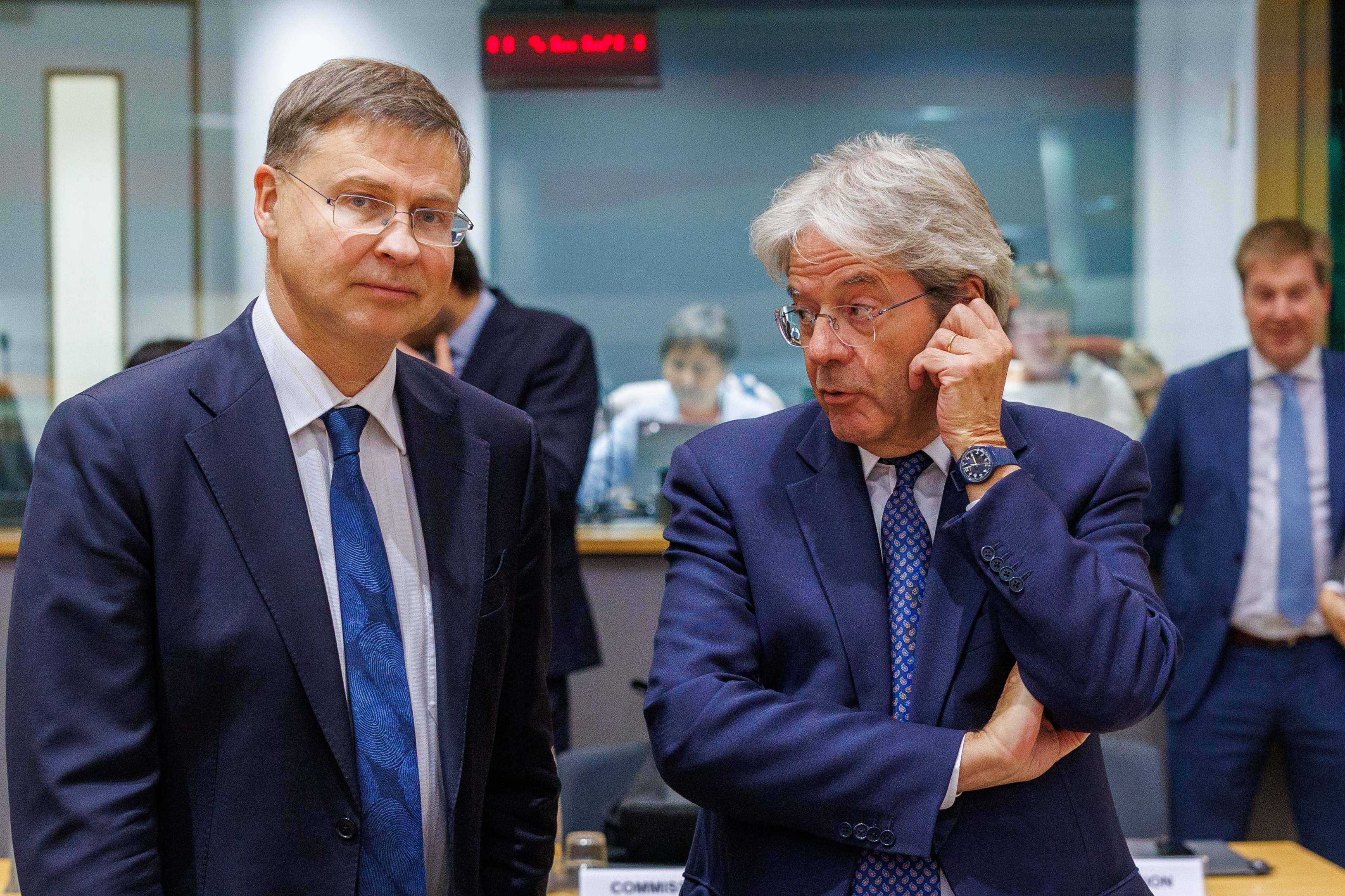 El vicepresidente económico de la Comisión Europea, Valdis Dombrovksis y el comisario de Economía, Paolo Gentiloni.