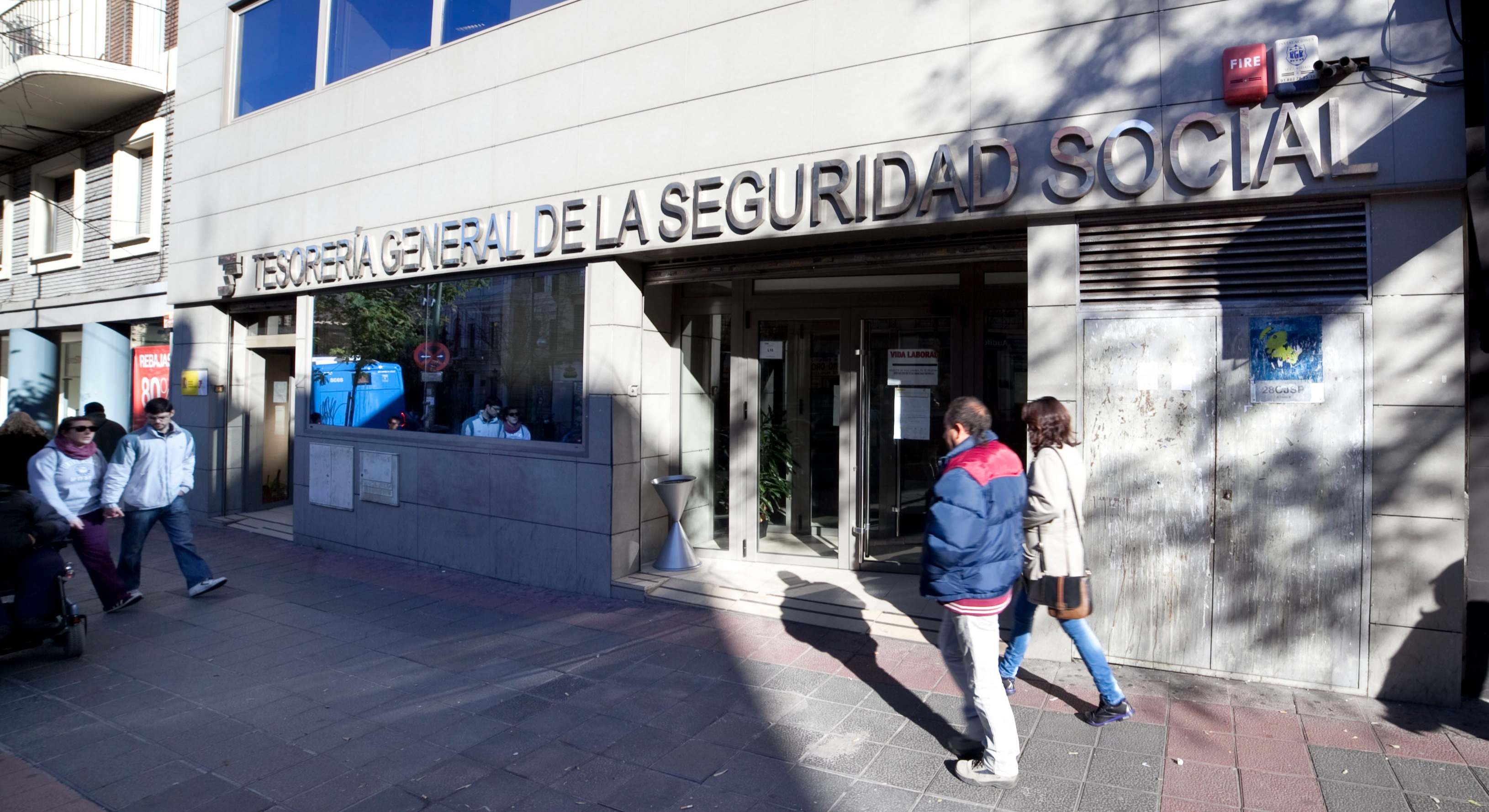 Varias personas entran a una oficina de la Seguridad Social