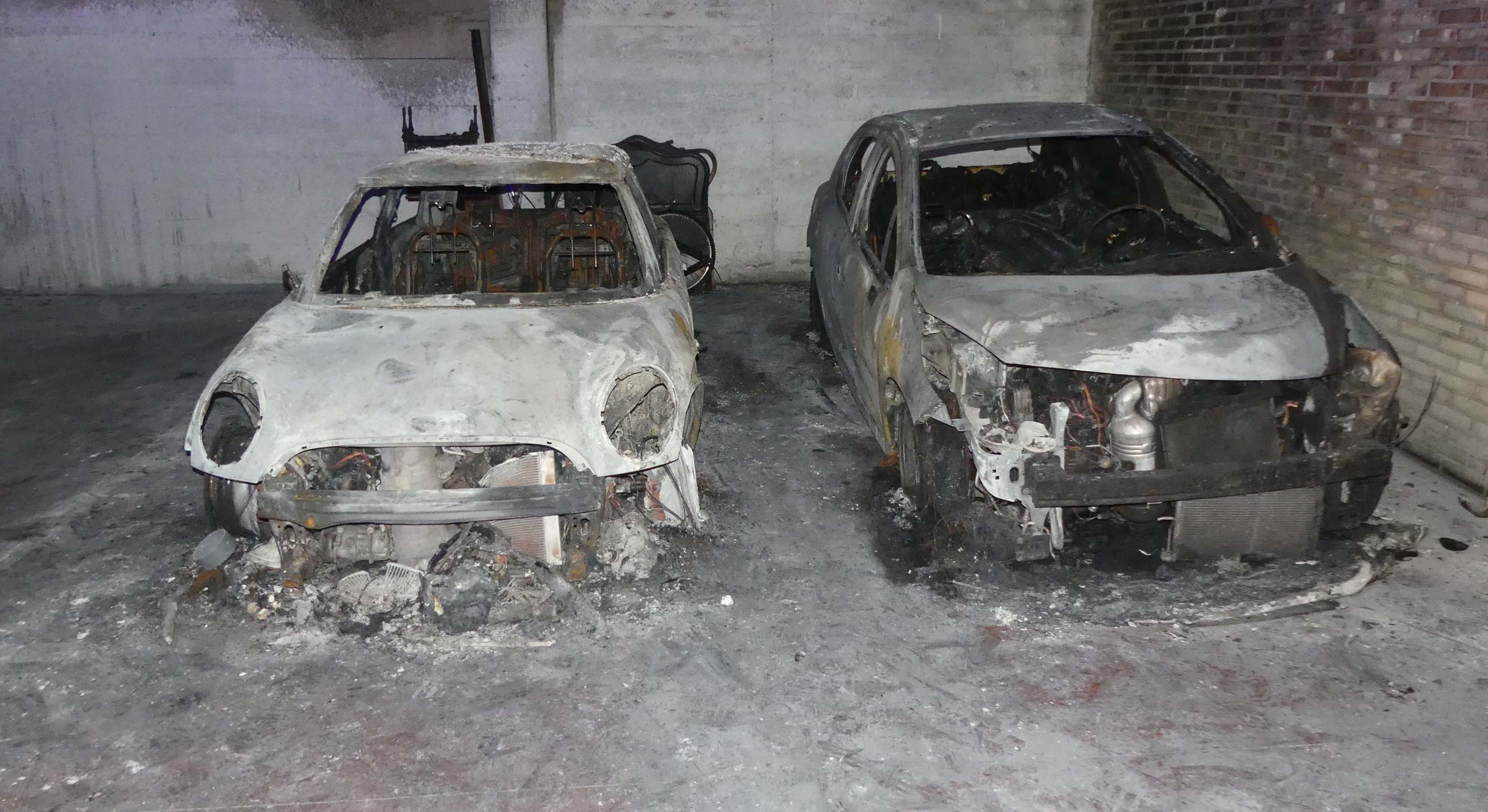 Imagen de archivo de dos coches calcinados. Foto: Policía Nacional.