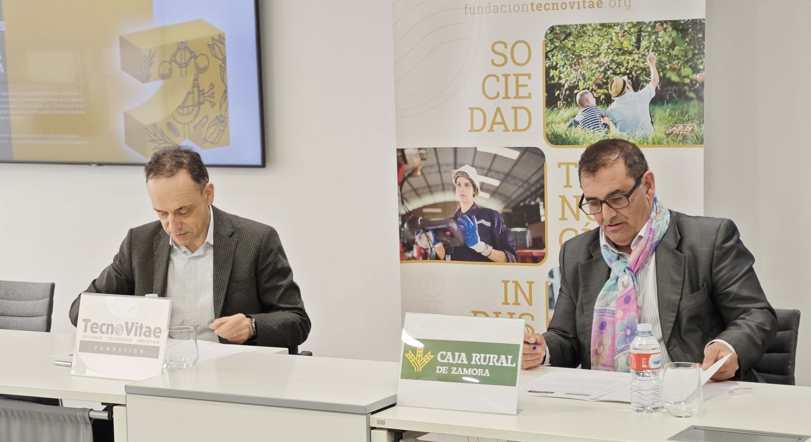 Javier Escribano, director de TecnoVitae, y Narciso Prieto, director de Comunicación de Caja Rural de Zamora