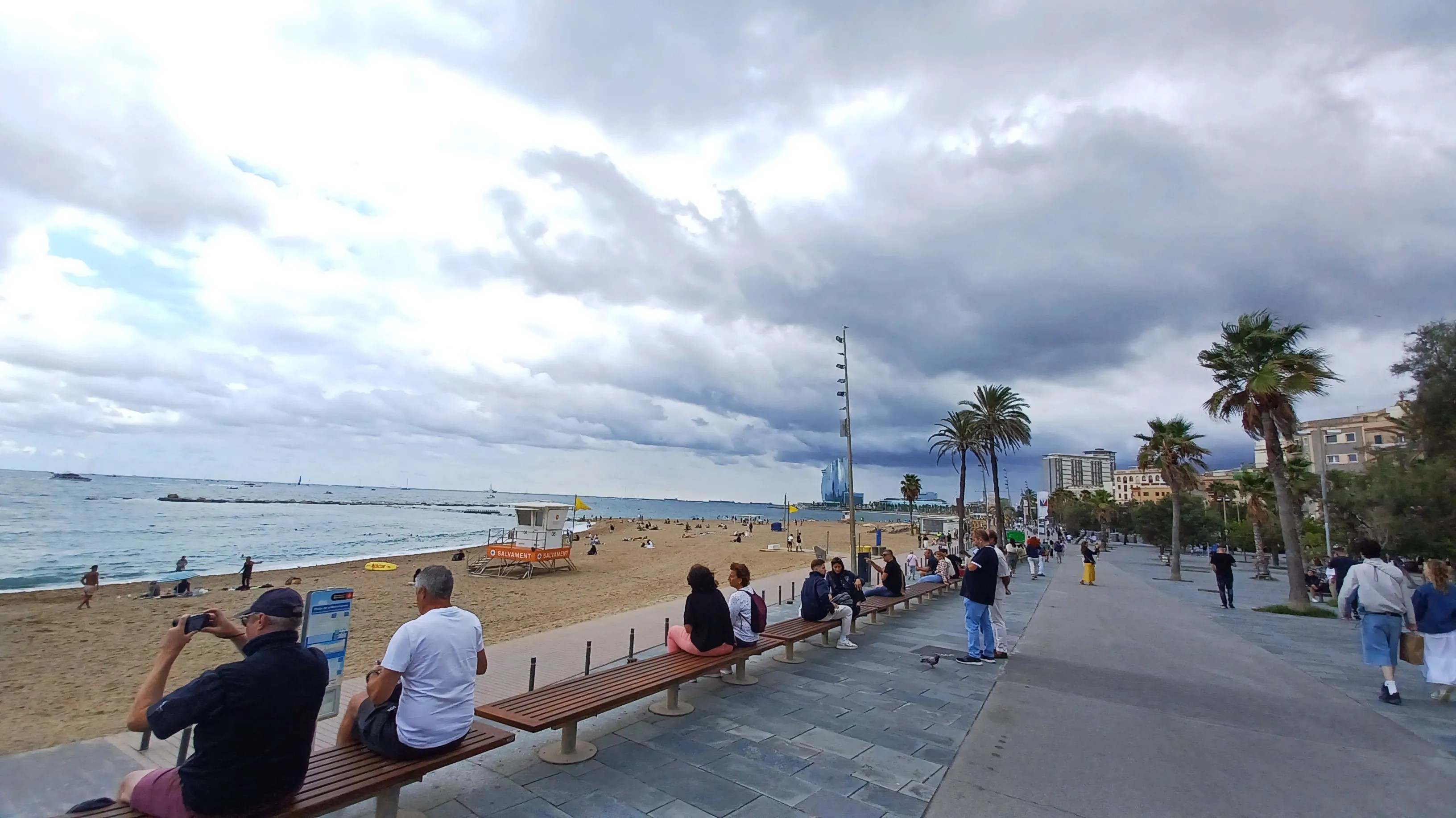 Playa de Barcelona con una antena de Cellnex