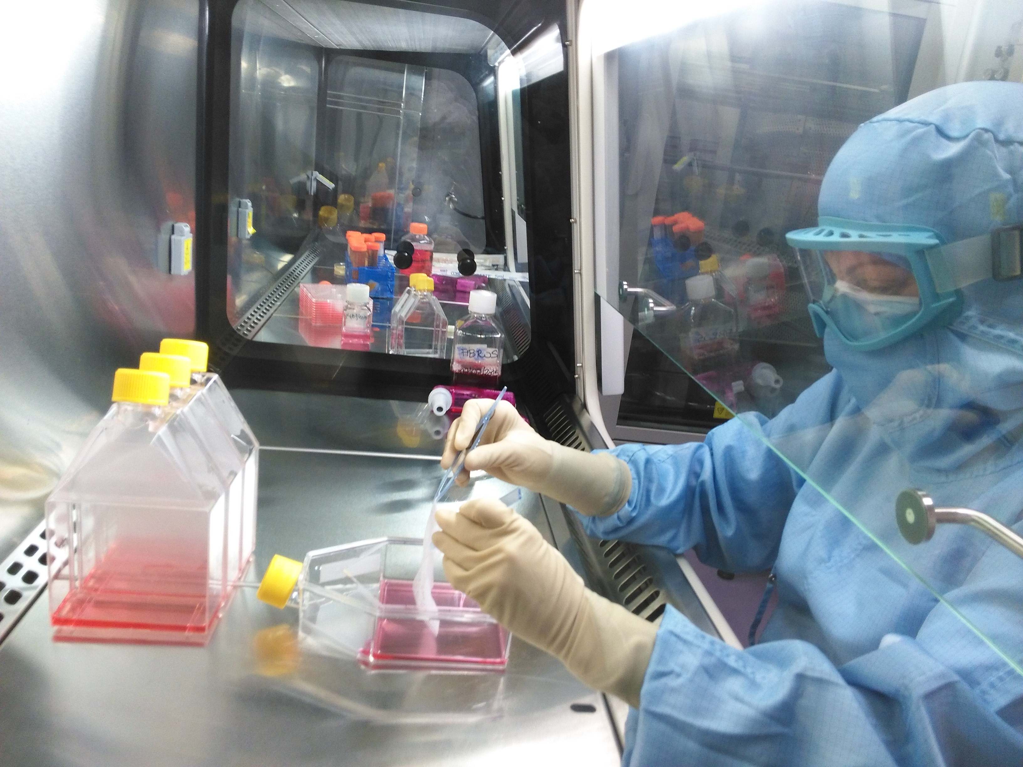 Un trabajador de la industria química