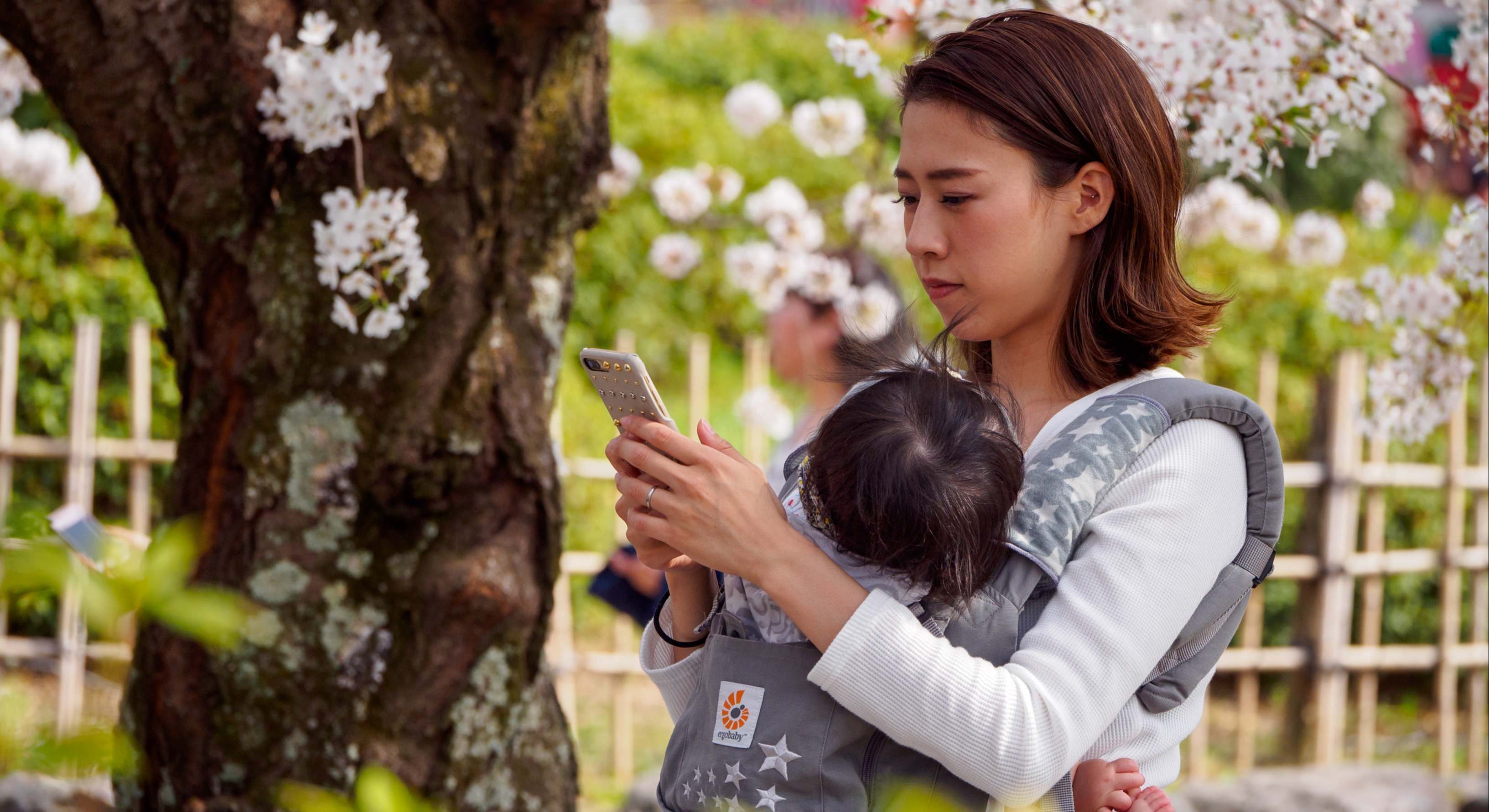 Una madre con su bebé en un parque de Kioto (Japón). Foto: iStock