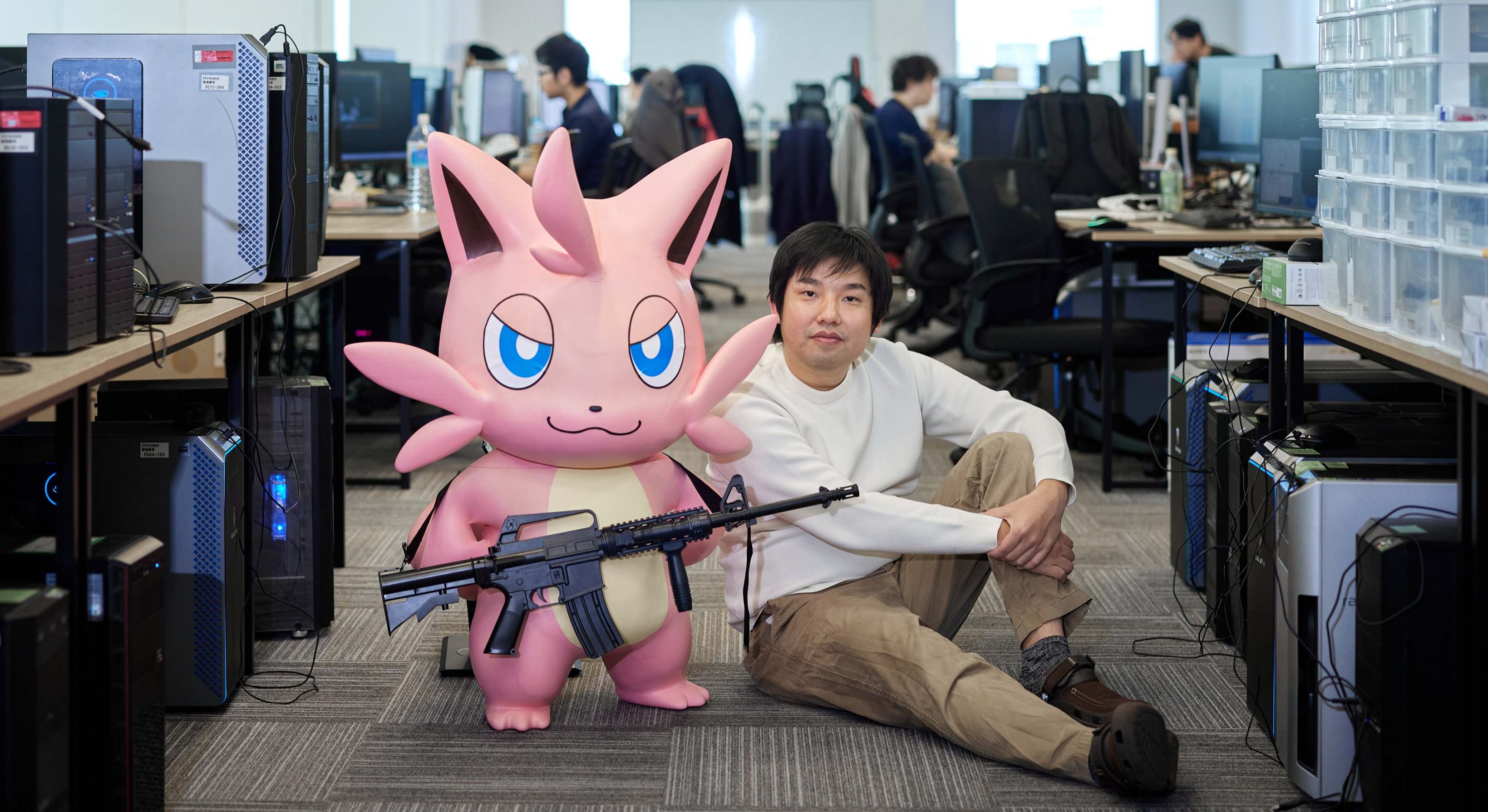 Takuro Mikobe, CEO de Pocketpair, junto con uno de los personajes de Palworld. Foto: Bloomberg