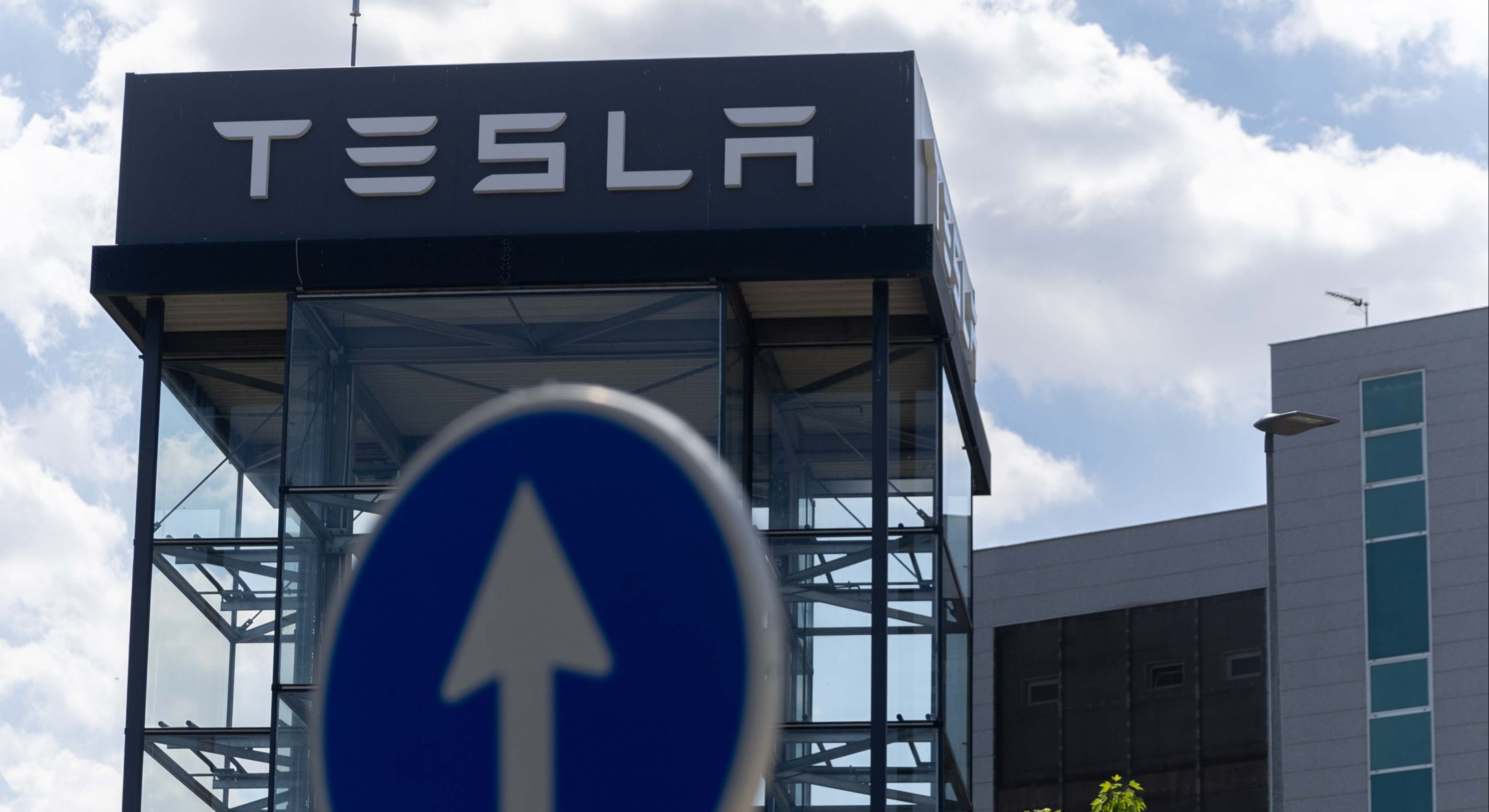 Fachada de una fábrica de Tesla.