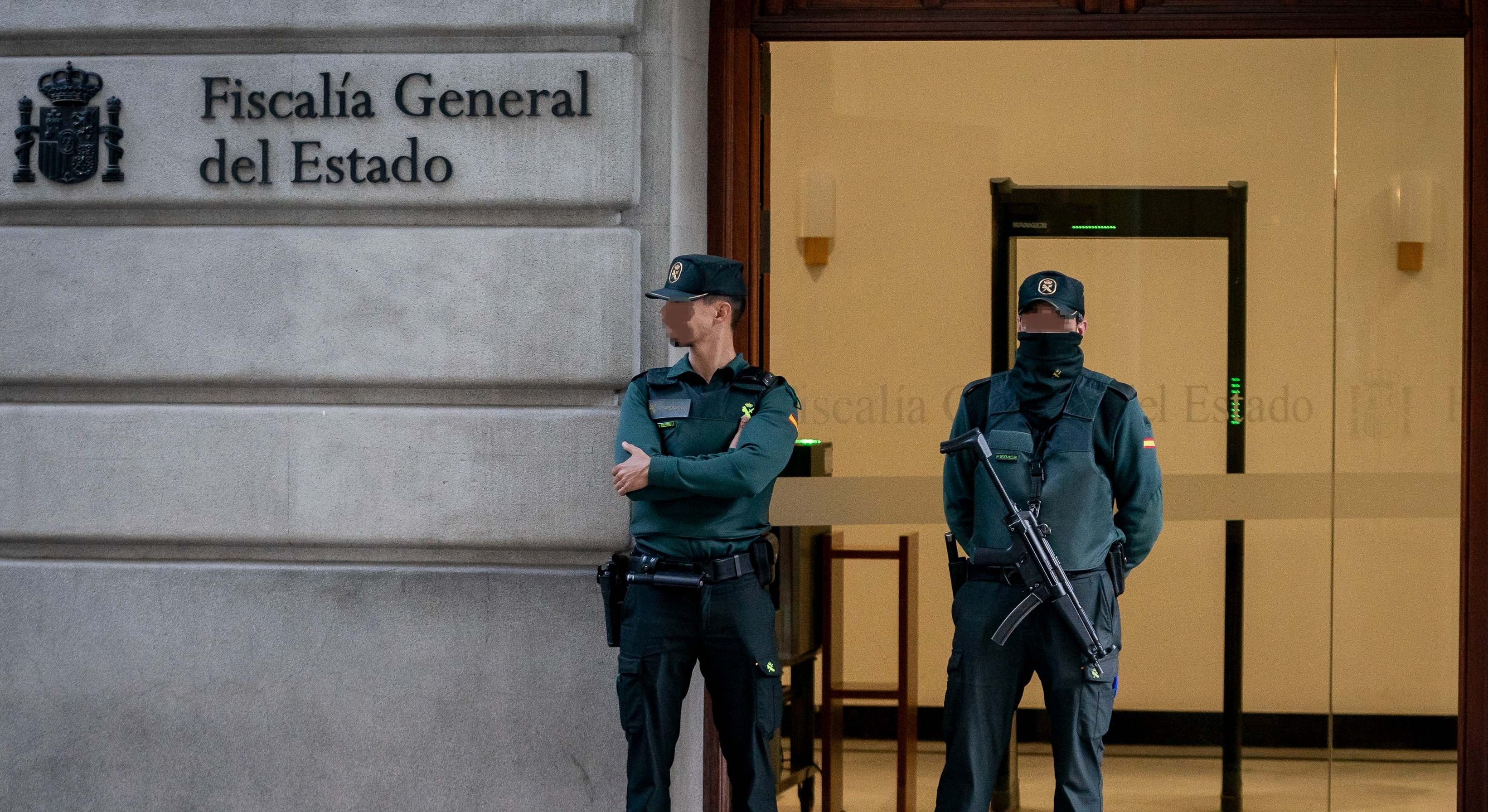 Guardia Civil delante de la sede de la Fiscalía General del Estado durante el registro