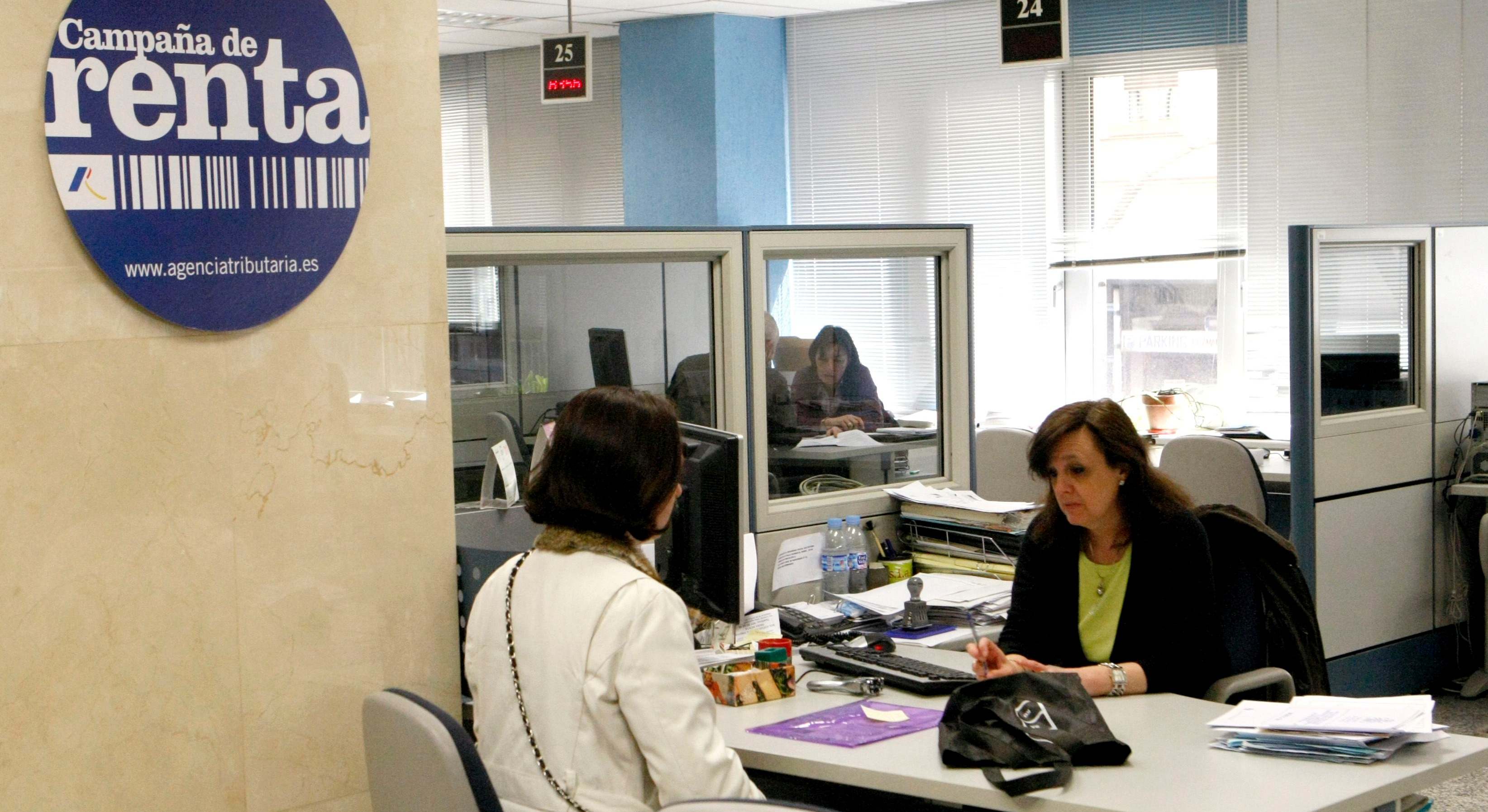 Una mujer realiza la declaración de la Renta en una oficina