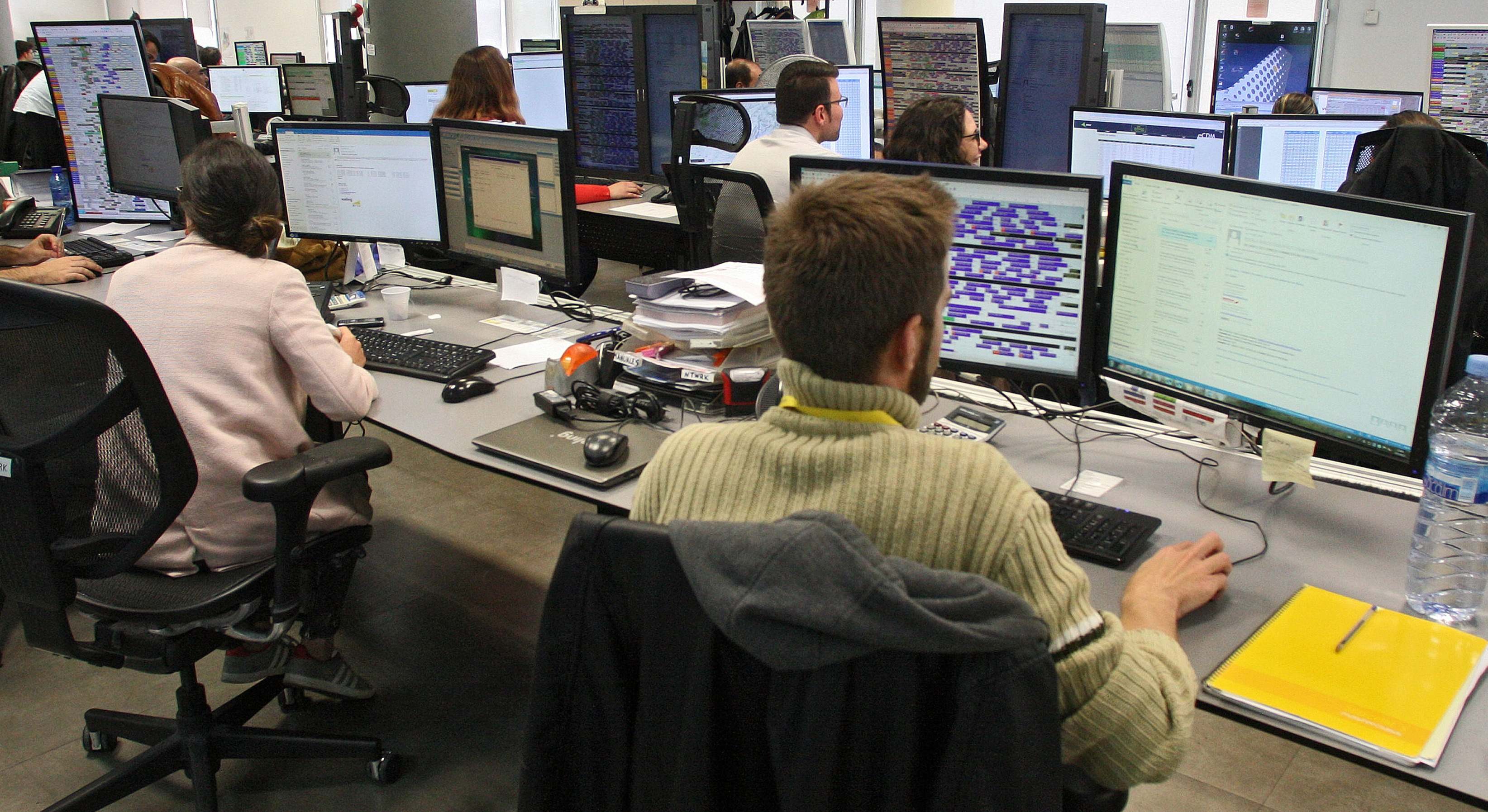 Varias personas trabajan en una oficina