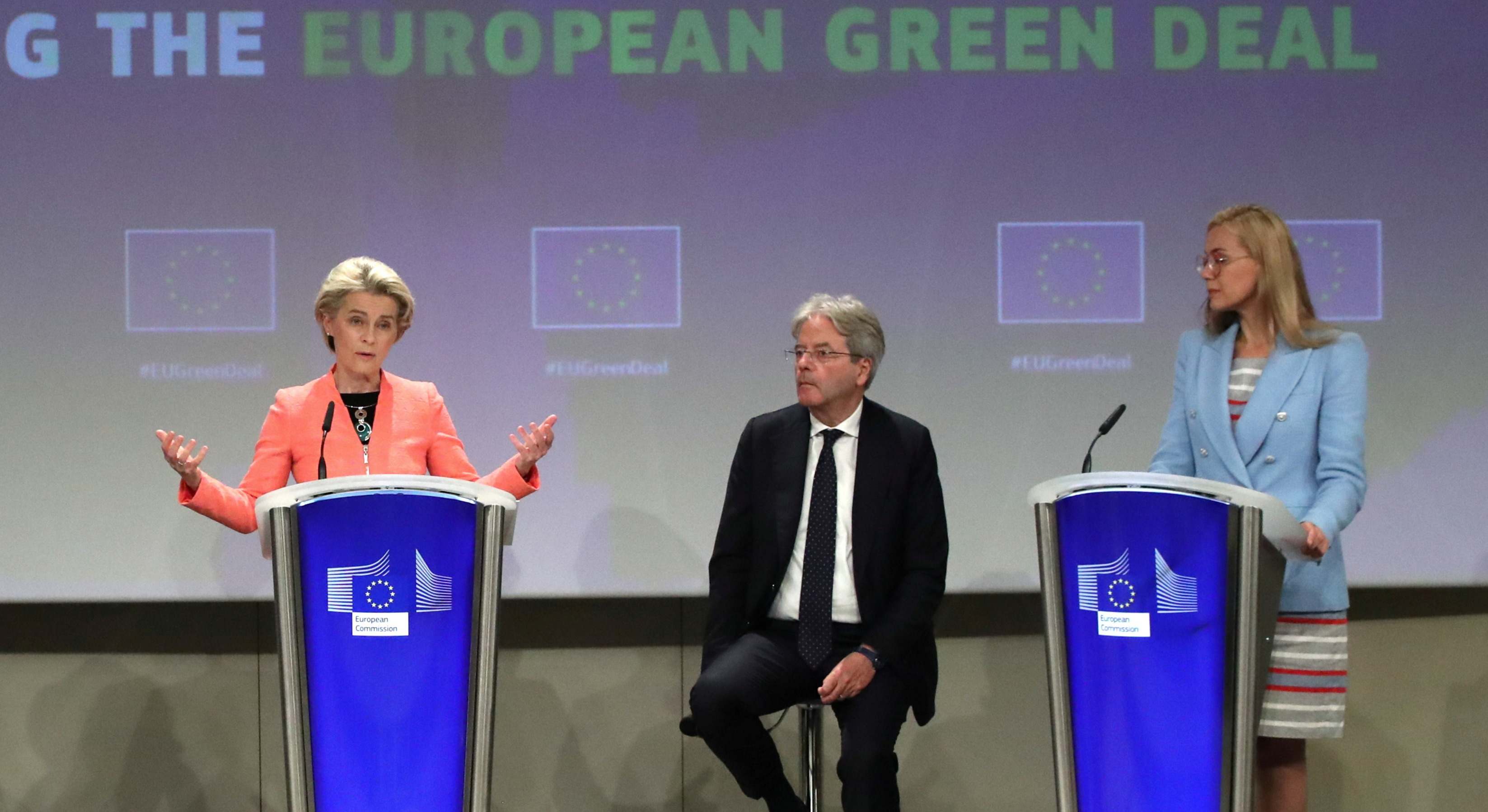 La presidenta de la Comisión Europea, Ursula von der Leyen, el comisario de Economía, Paolo Gentiloni y la comisaria de Energía, Kadri Simson.