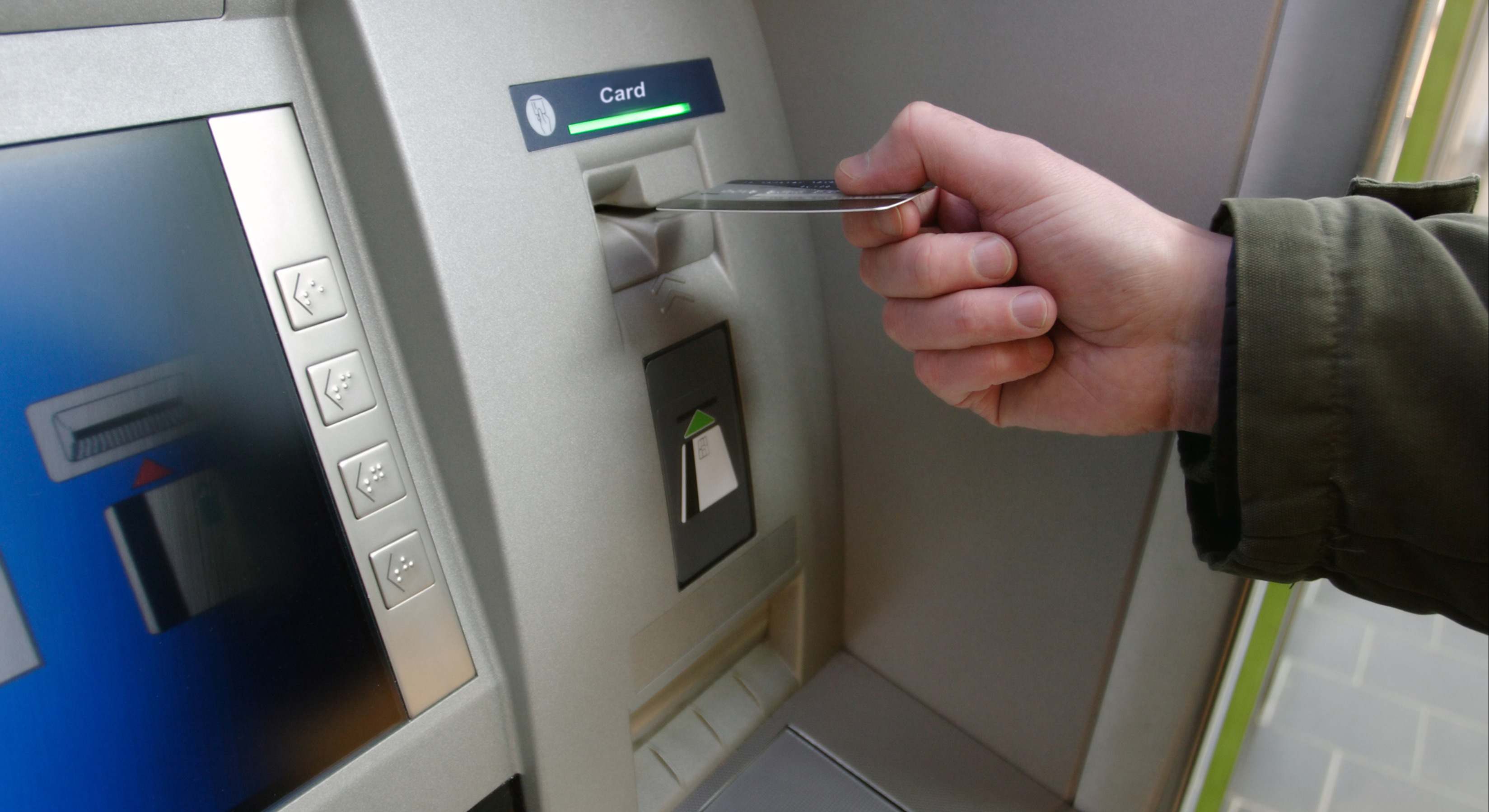 Un joven mete su tarjeta de crédito en un cajero automático. / Foto: Dreamstime