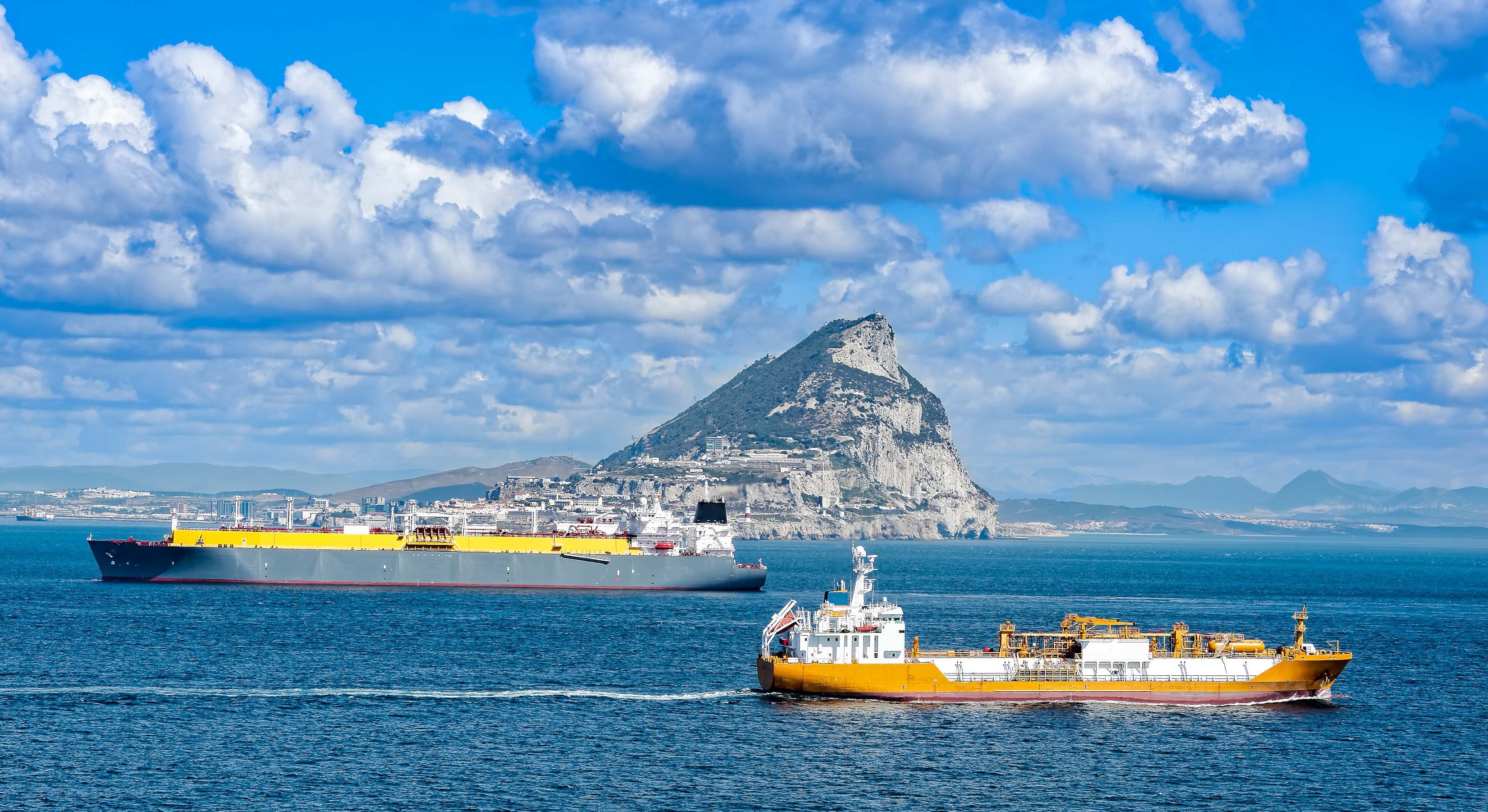 Cargueros de GNL cruzando el Peñón de Gibraltar (Dreamstime)