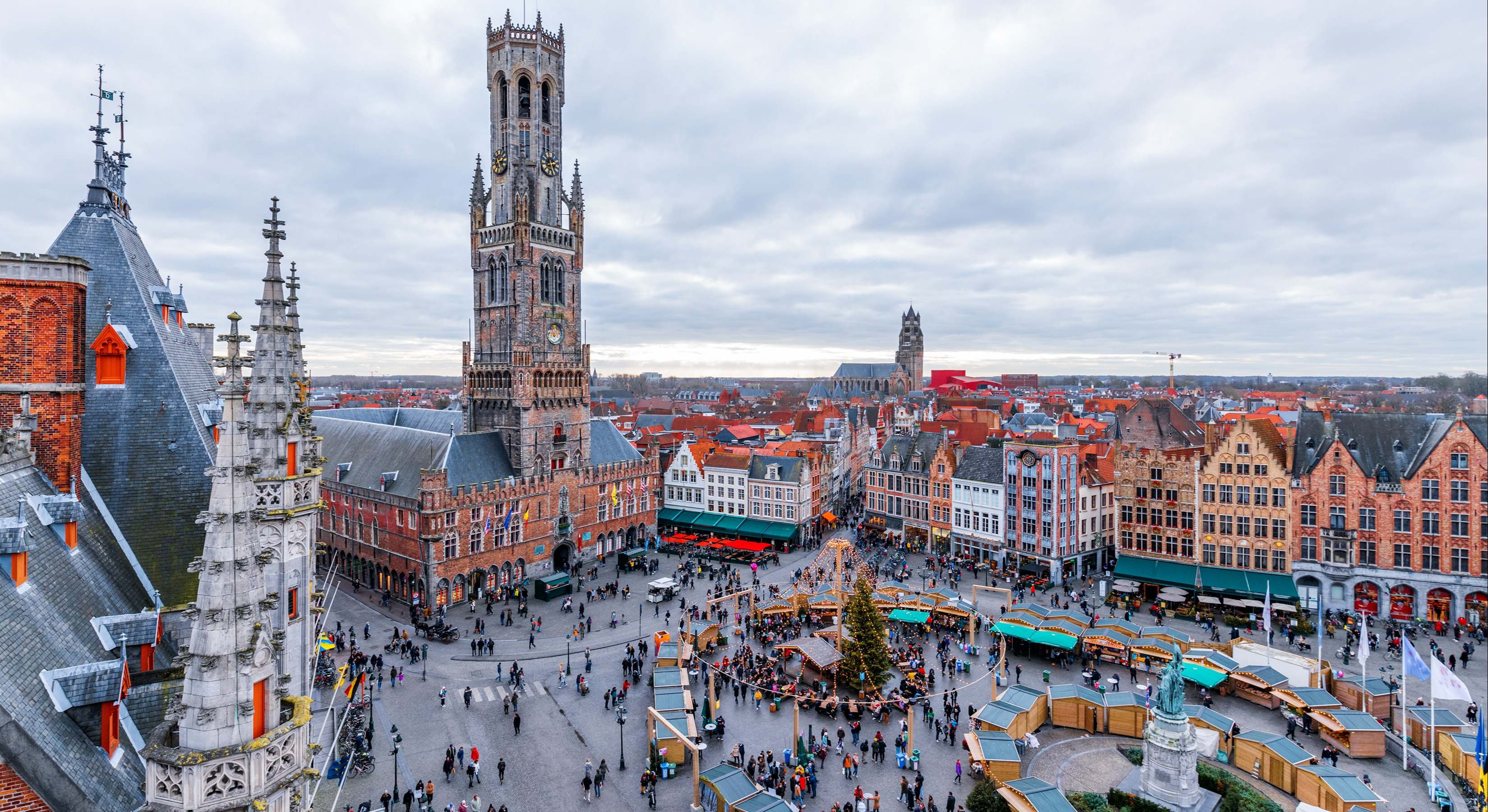 El mercado navideño en la plaza mayor de brujas