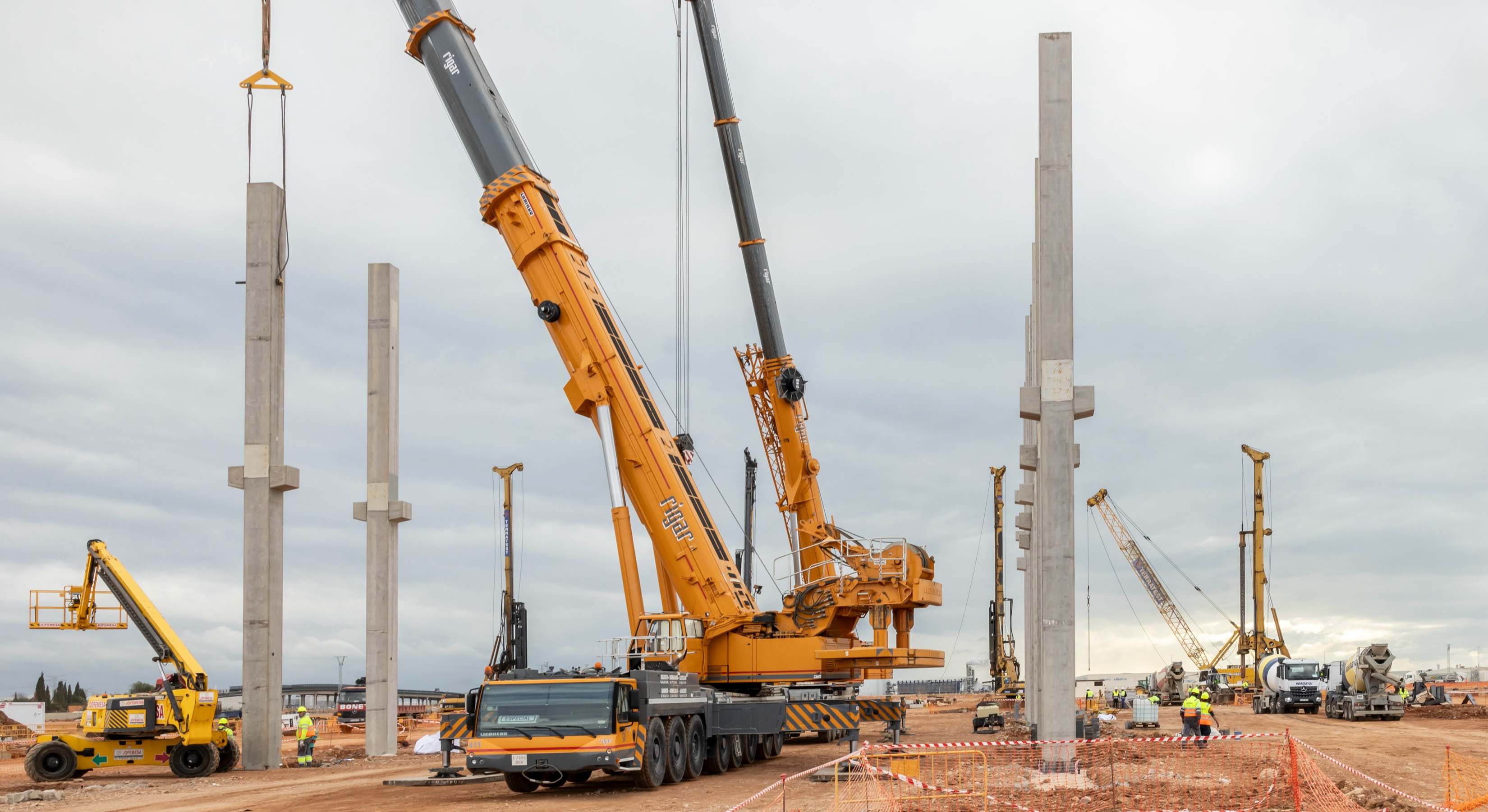 Los pilares de la futura gigafactoría en Sagunto.