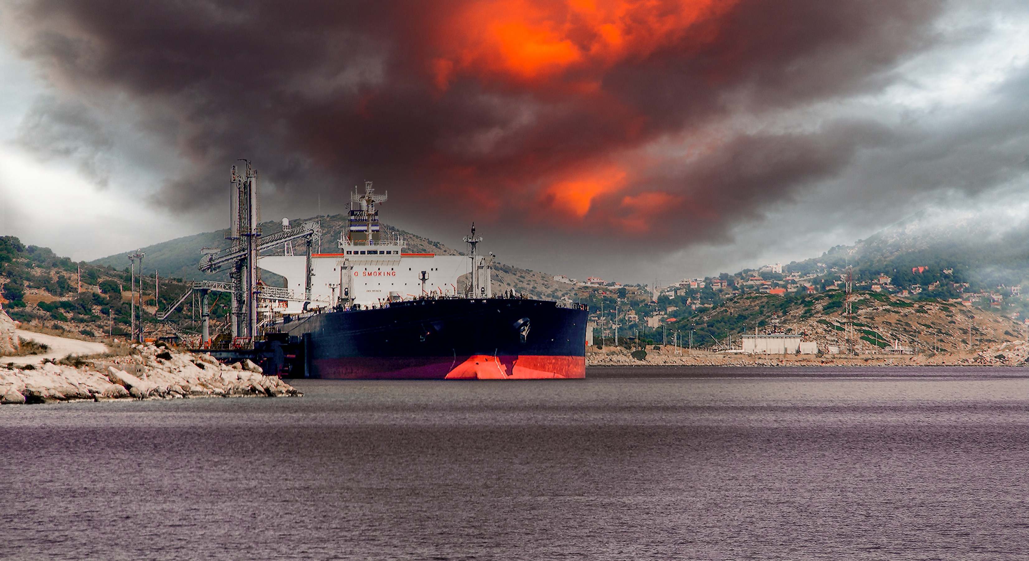 Petrolero en la terminal de gas natural licuado. Dreamstime.