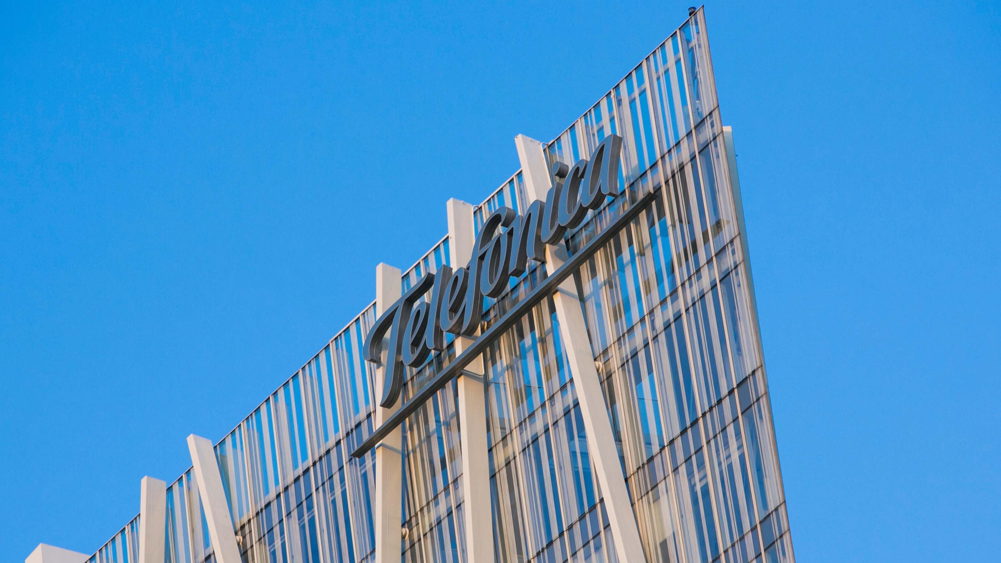 Cartel con el logotipo en una instalación de Telefónica en Barcelona