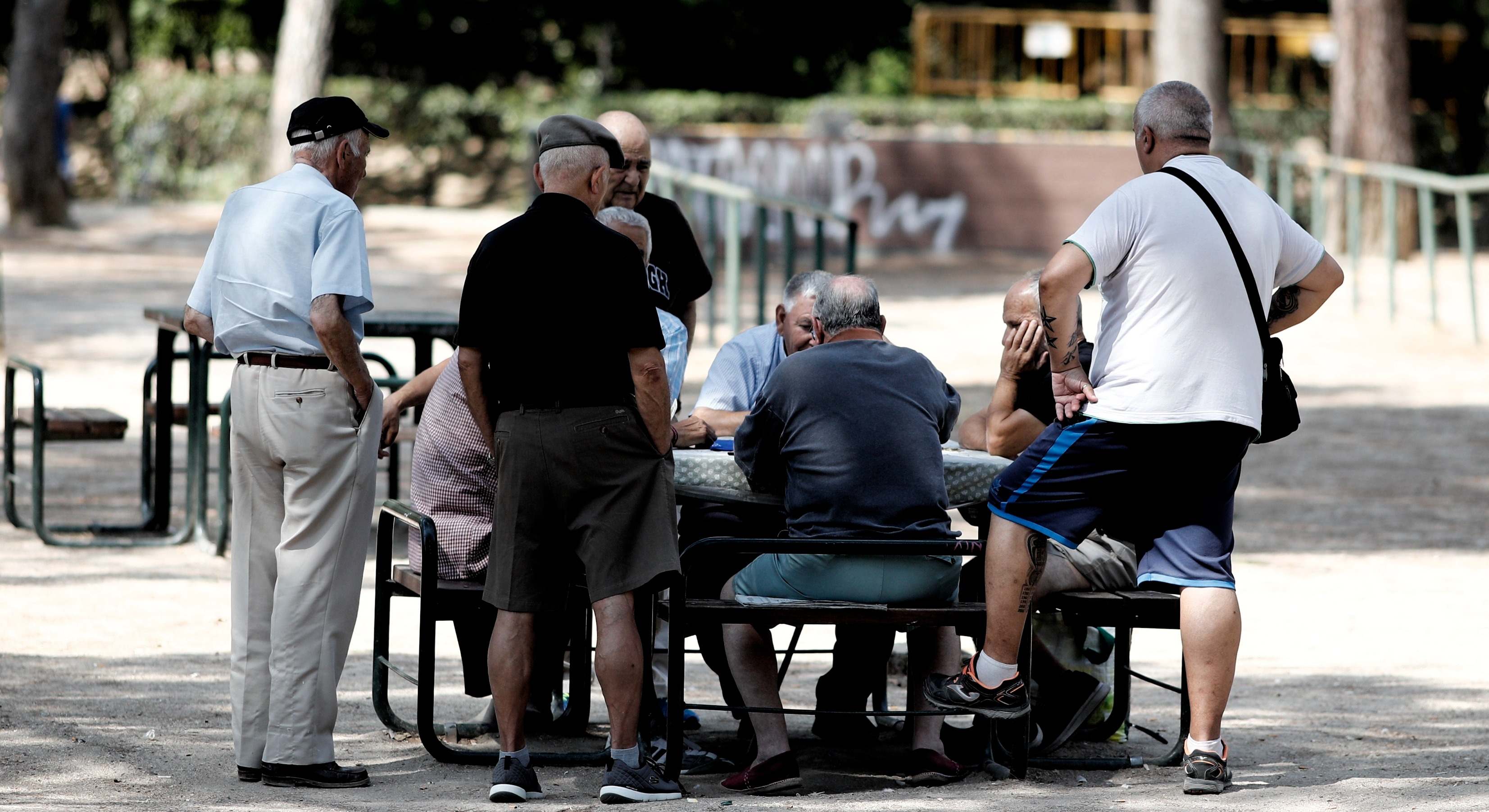 Varios pensionistas jugando al dominó en un parque. Europa Press