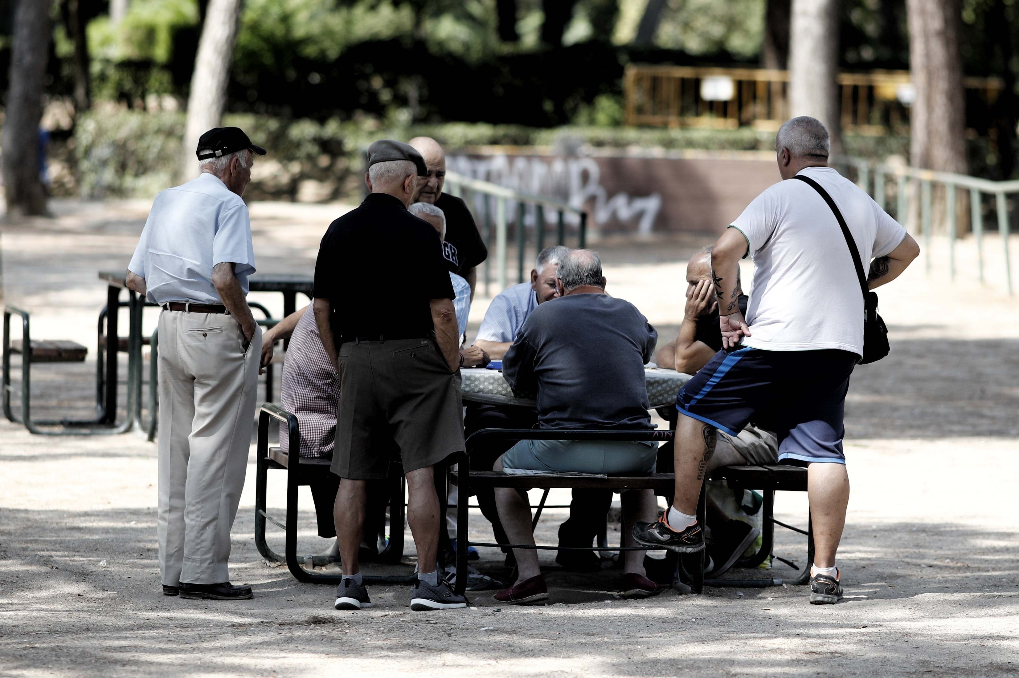 Varios pensionistas en un parque de Madrid