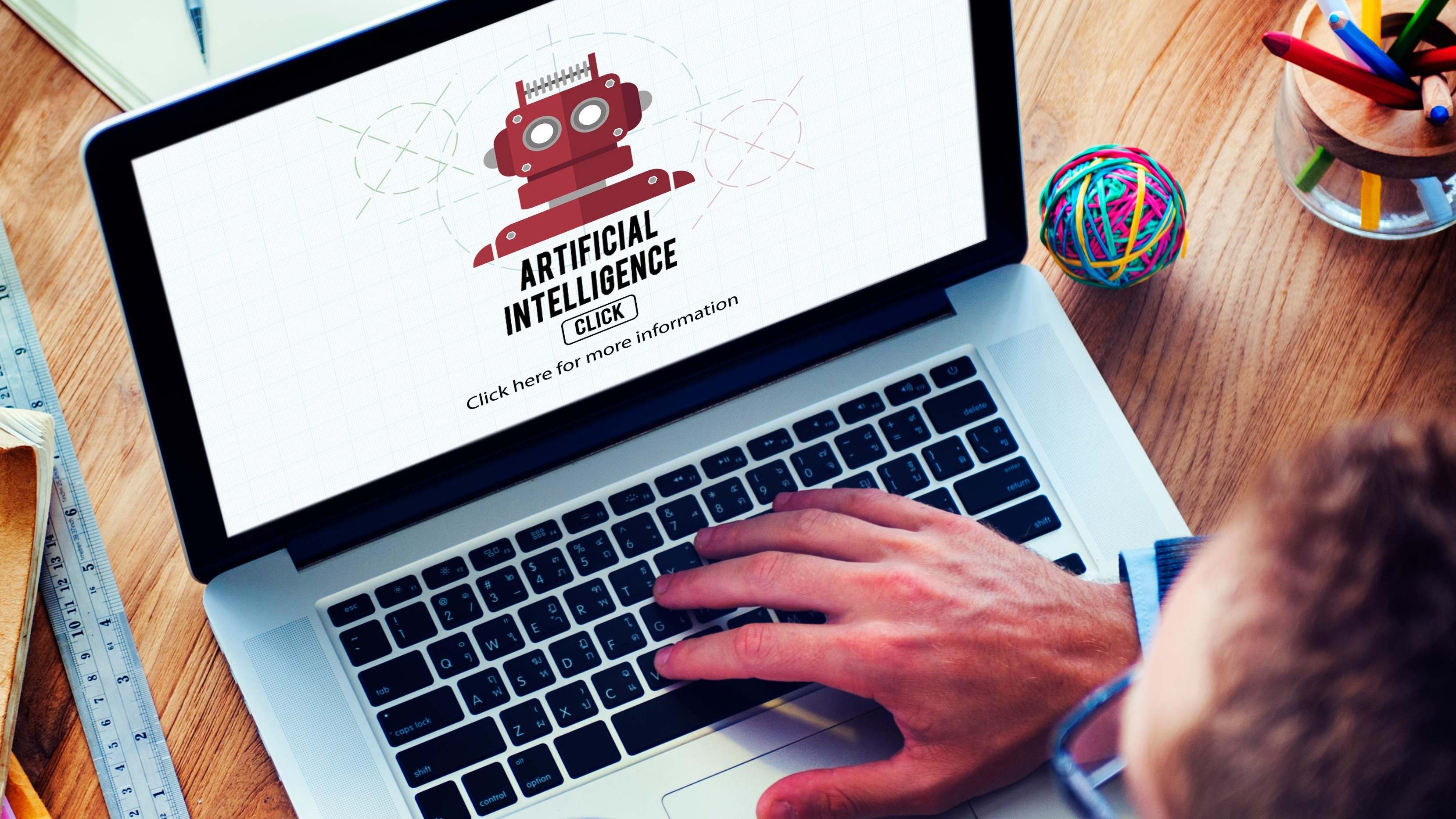 Una persona consulta una Inteligencia Artificial (IA) desde un ordenador