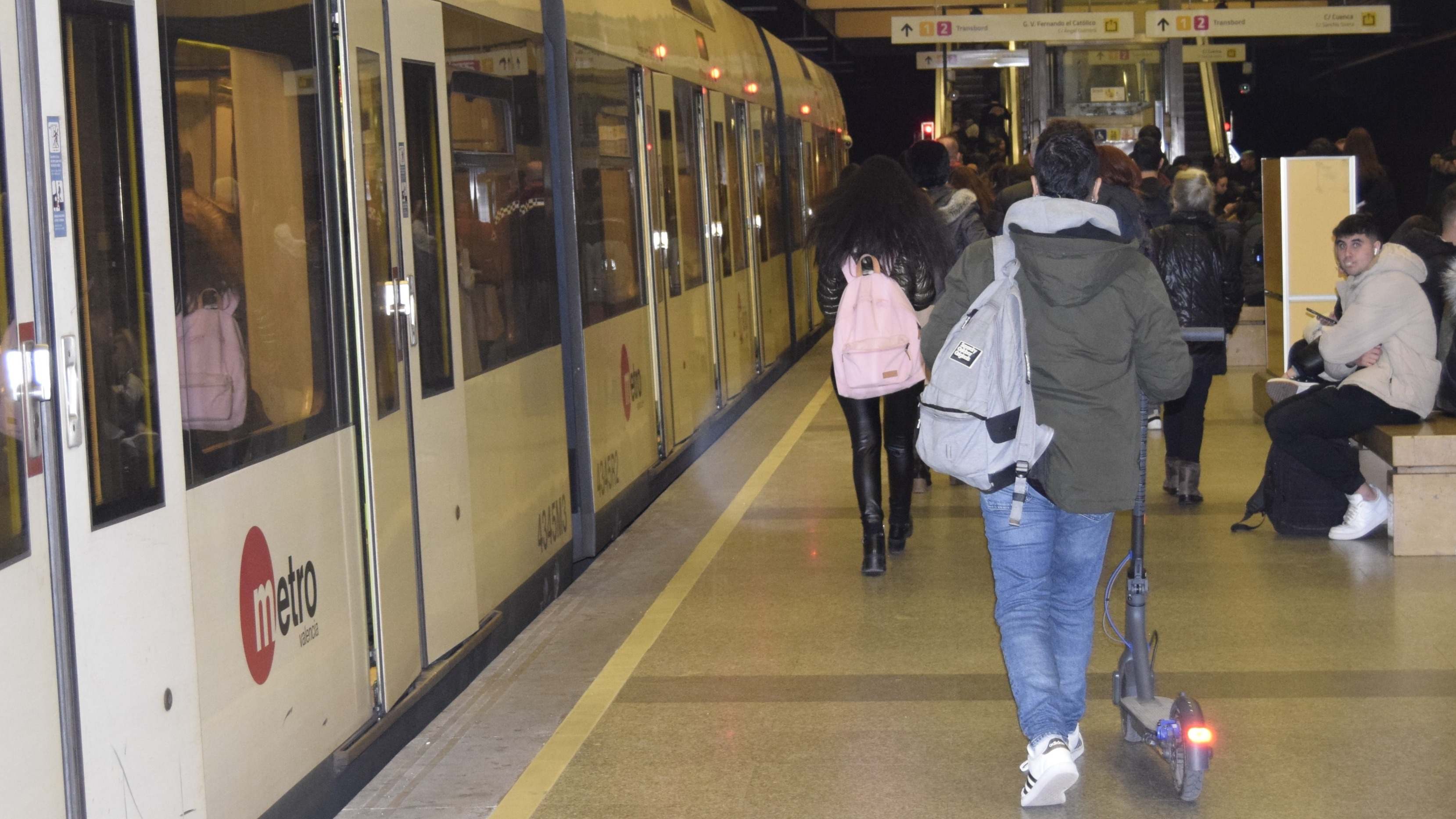 Un patinete en una estación de Metro de Valencia.