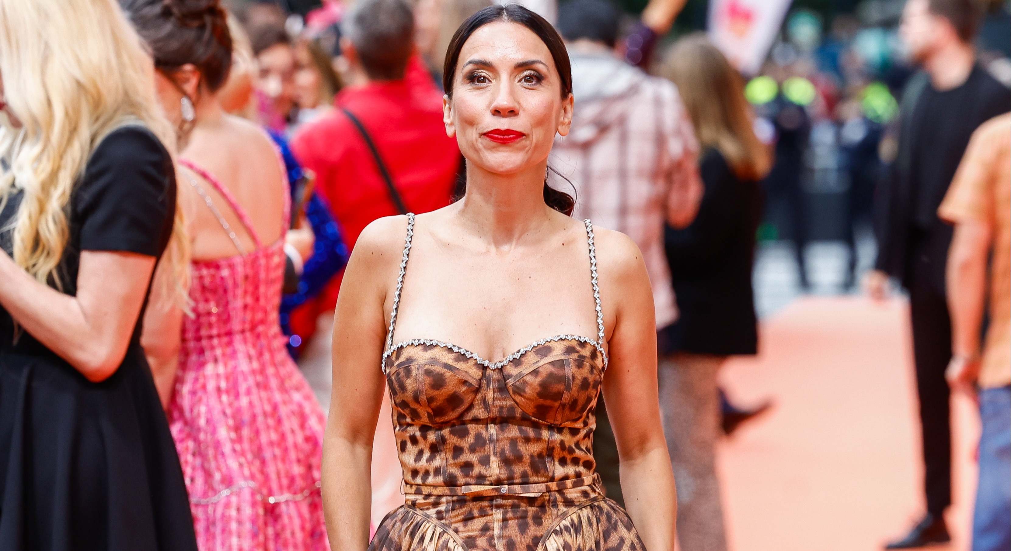 Itziar Miranda en el photocall de MasterChef con vestido de tirantes y estampado de leopardo