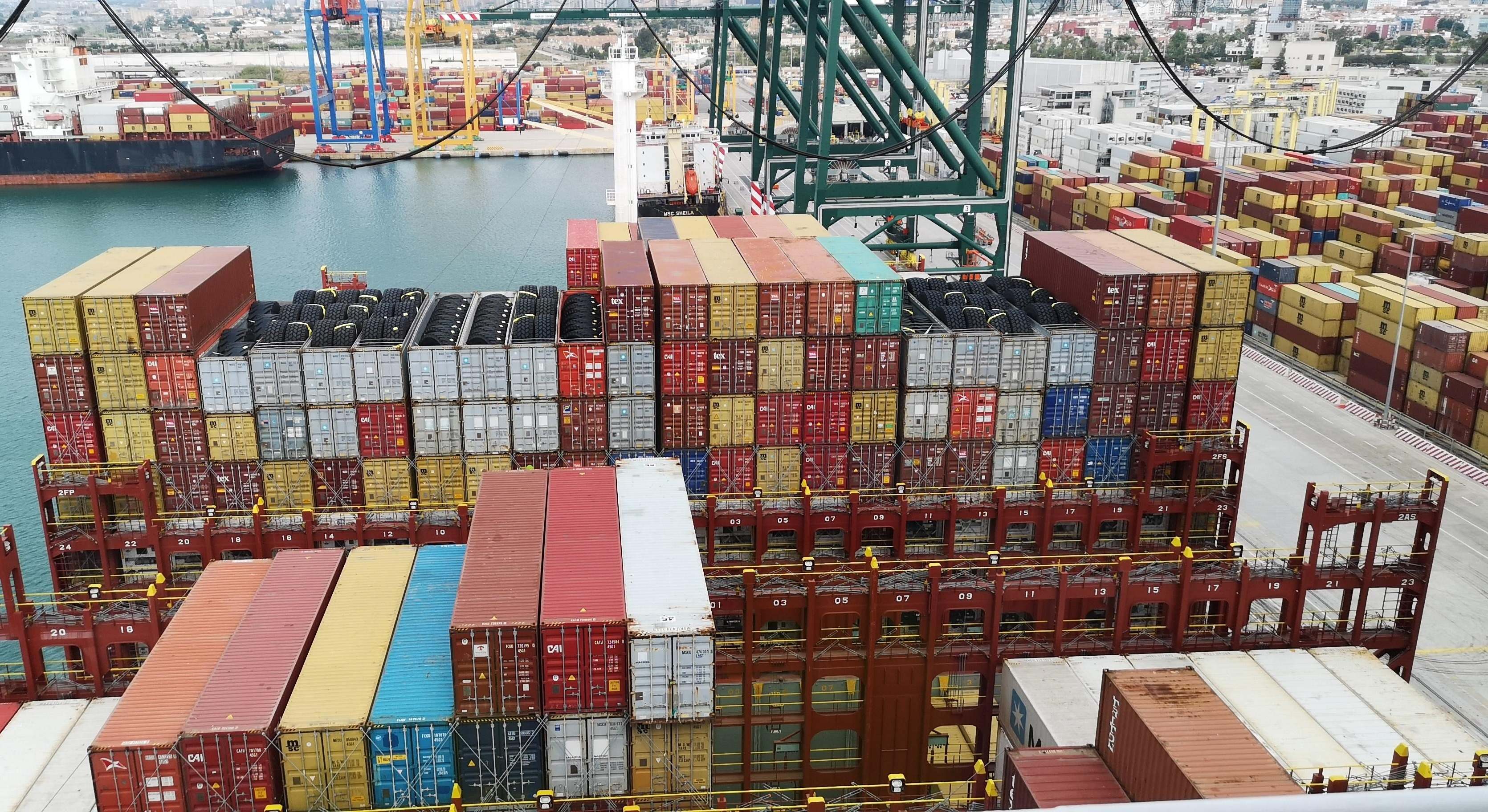 Contenedores en el puerto de Valencia.