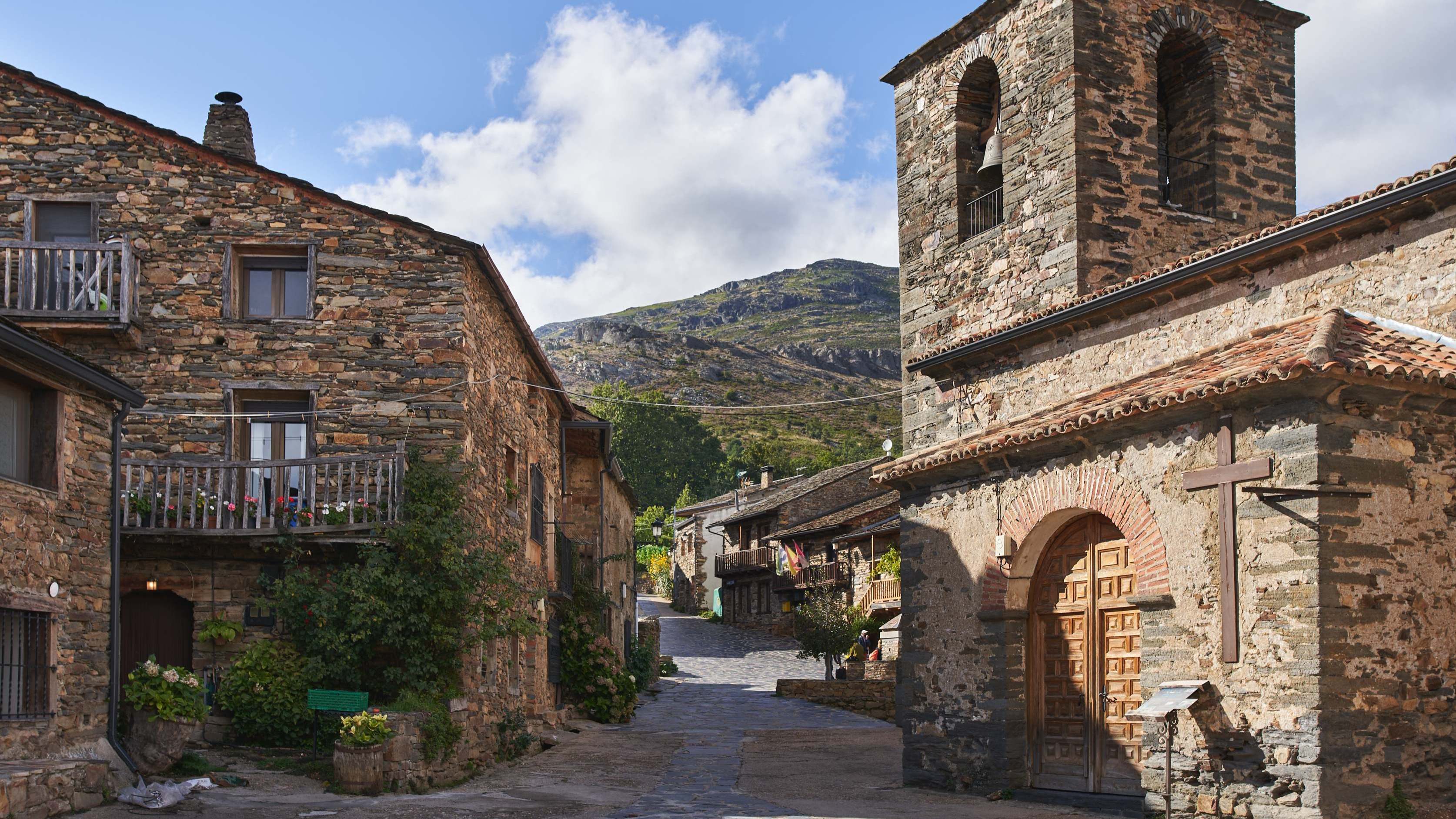 Calles de Valverde de los Arroyos, Guadalajara, y sus edificios típicos de piedra con tejados de pizarra negra.