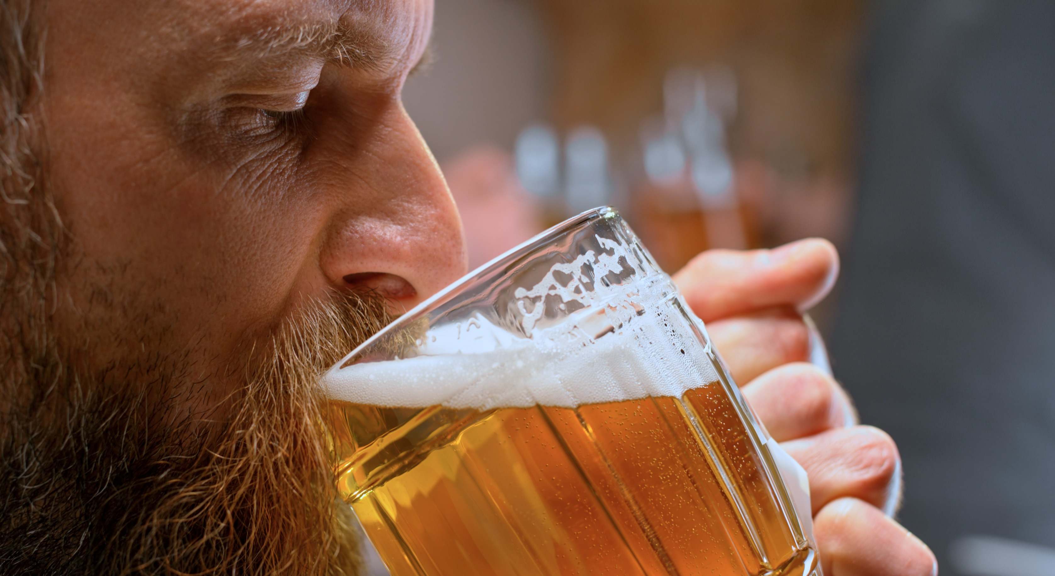 Hombre bebiendo cerveza