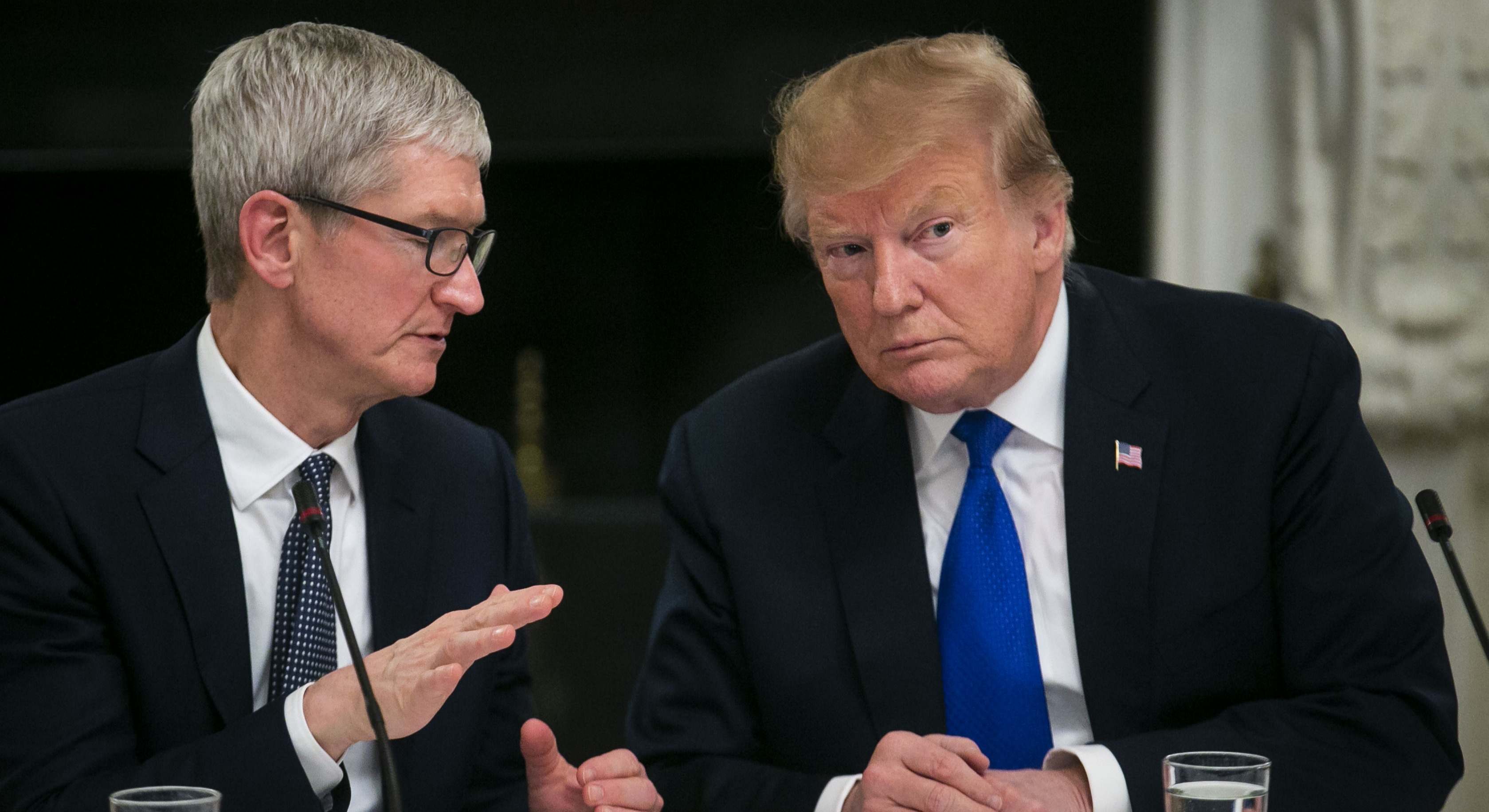Tim Cook y Donald Trump, en 2019. Foto: Bloomberg
