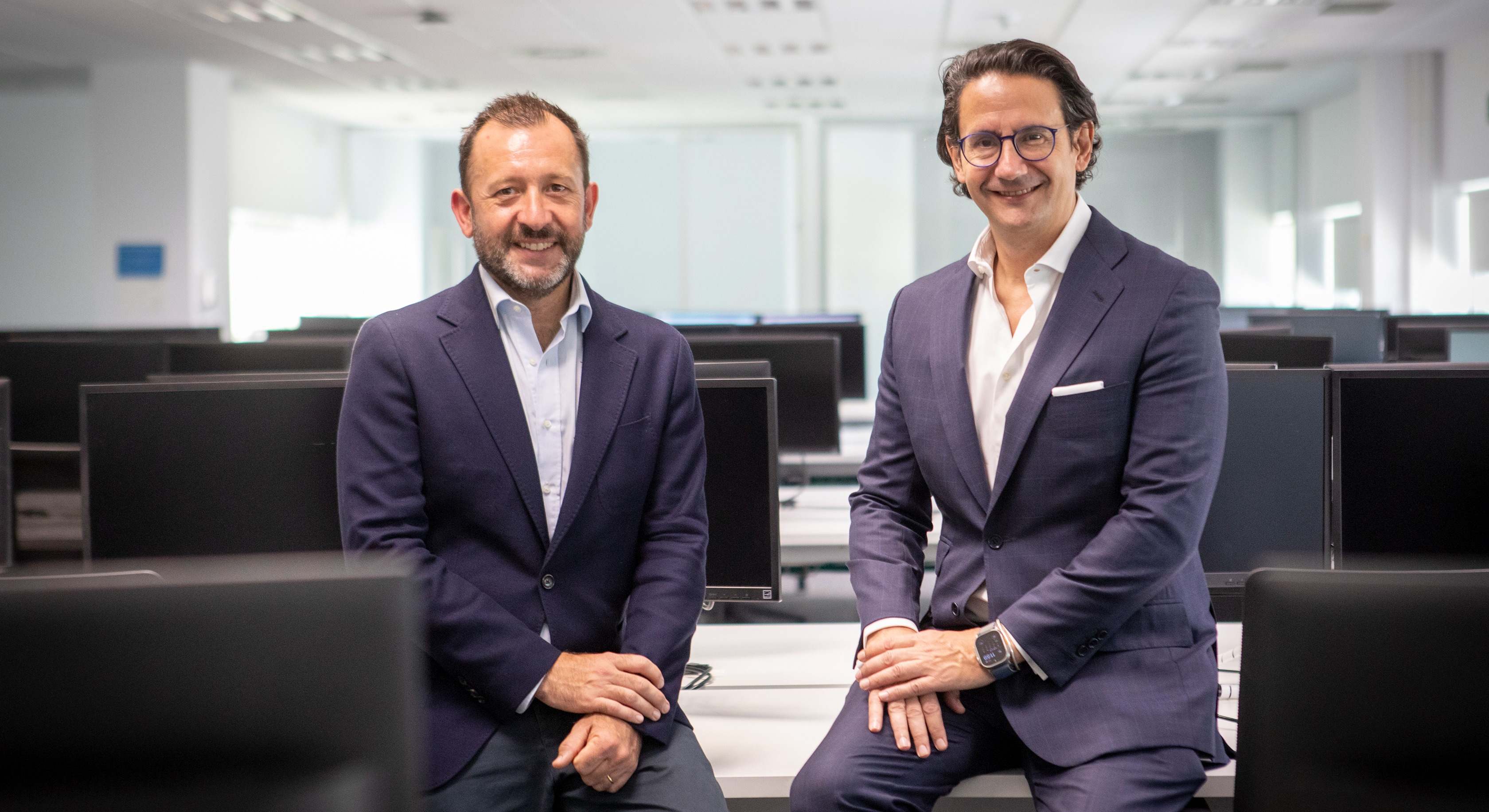 El CEO de Emergya, Víctor Fernández (izquierda) y el CEO de Ayesa, José Luis Manzanares.