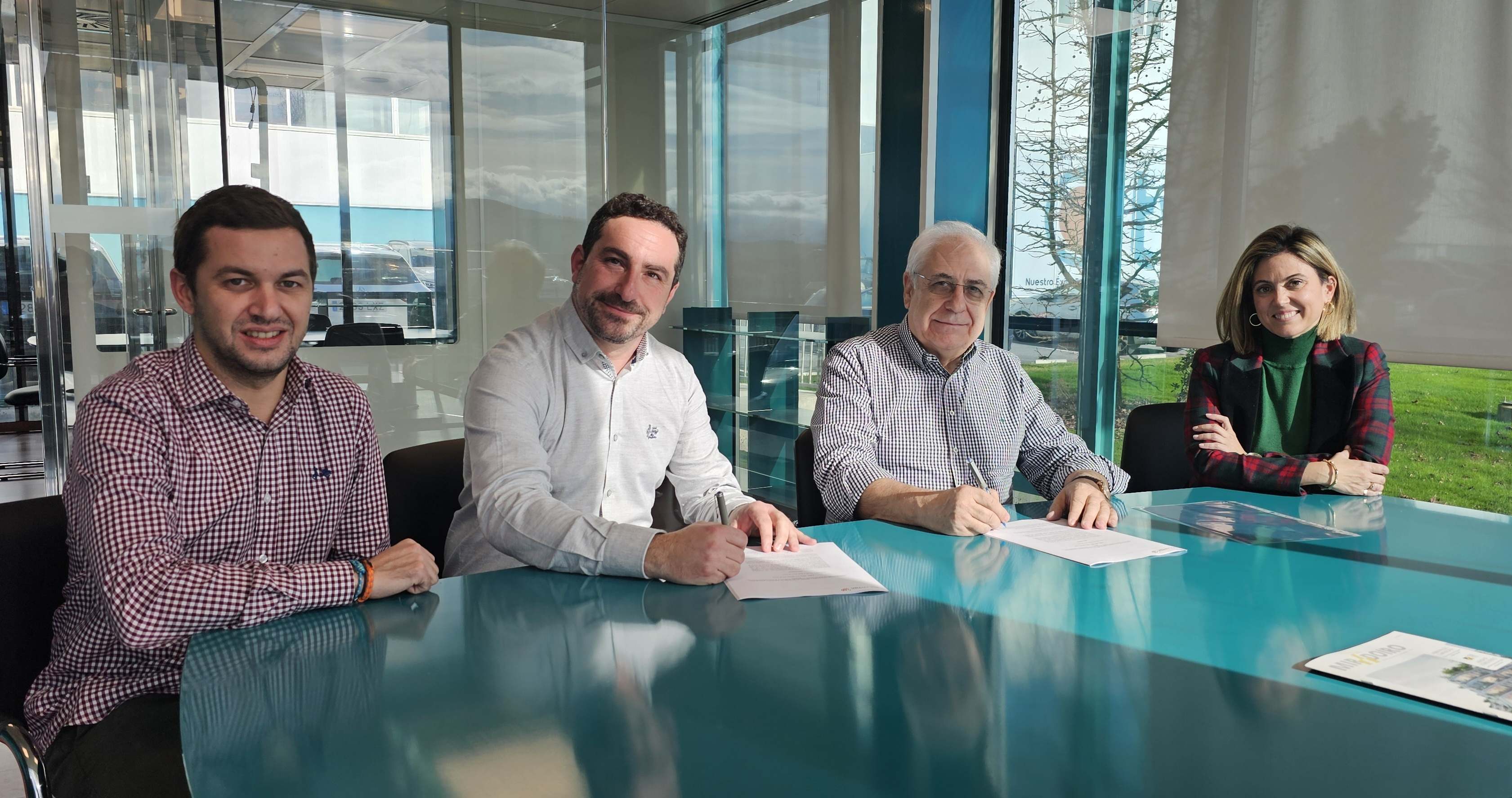 Álvaro Corcoba, Marcos Cano (CEO de SolarTec Renovables), Javier Prado y Beatriz Montero (directora de Desarrollo de Negocio de SolarTec)