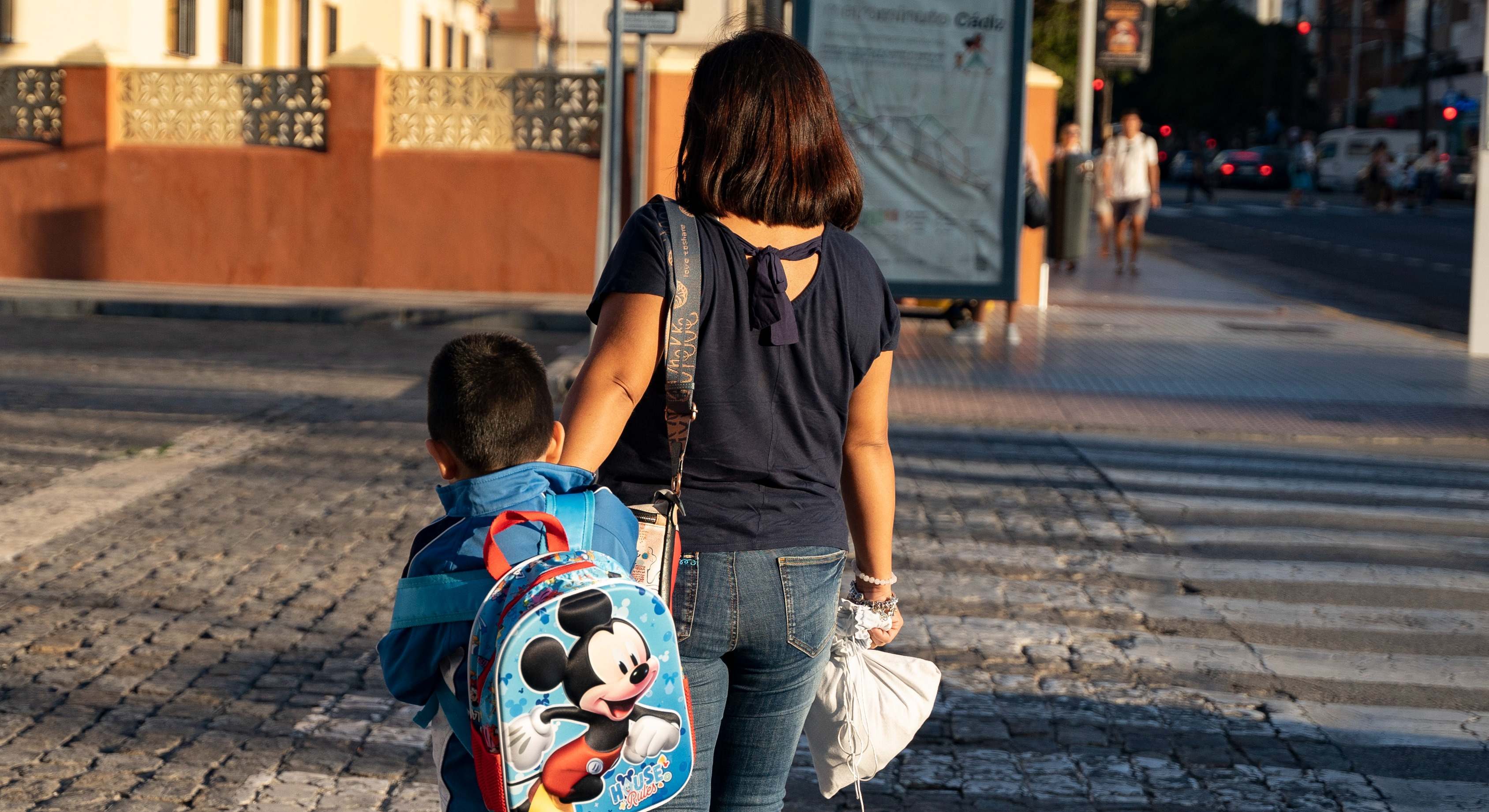 Mujer con un niño por la calle