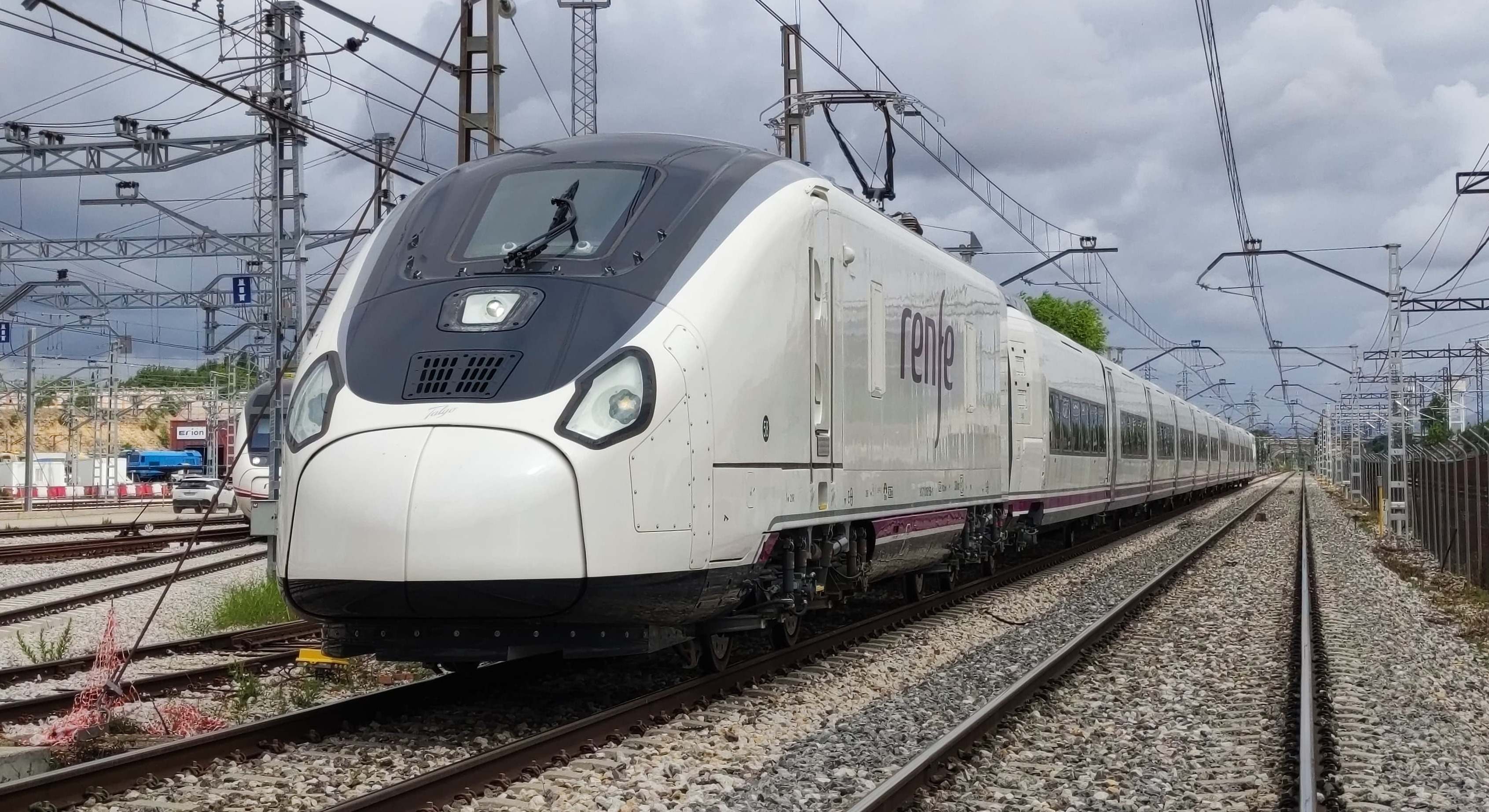 Tren Avril fabricado por Talgo y entregado a Renfe. / J. E.